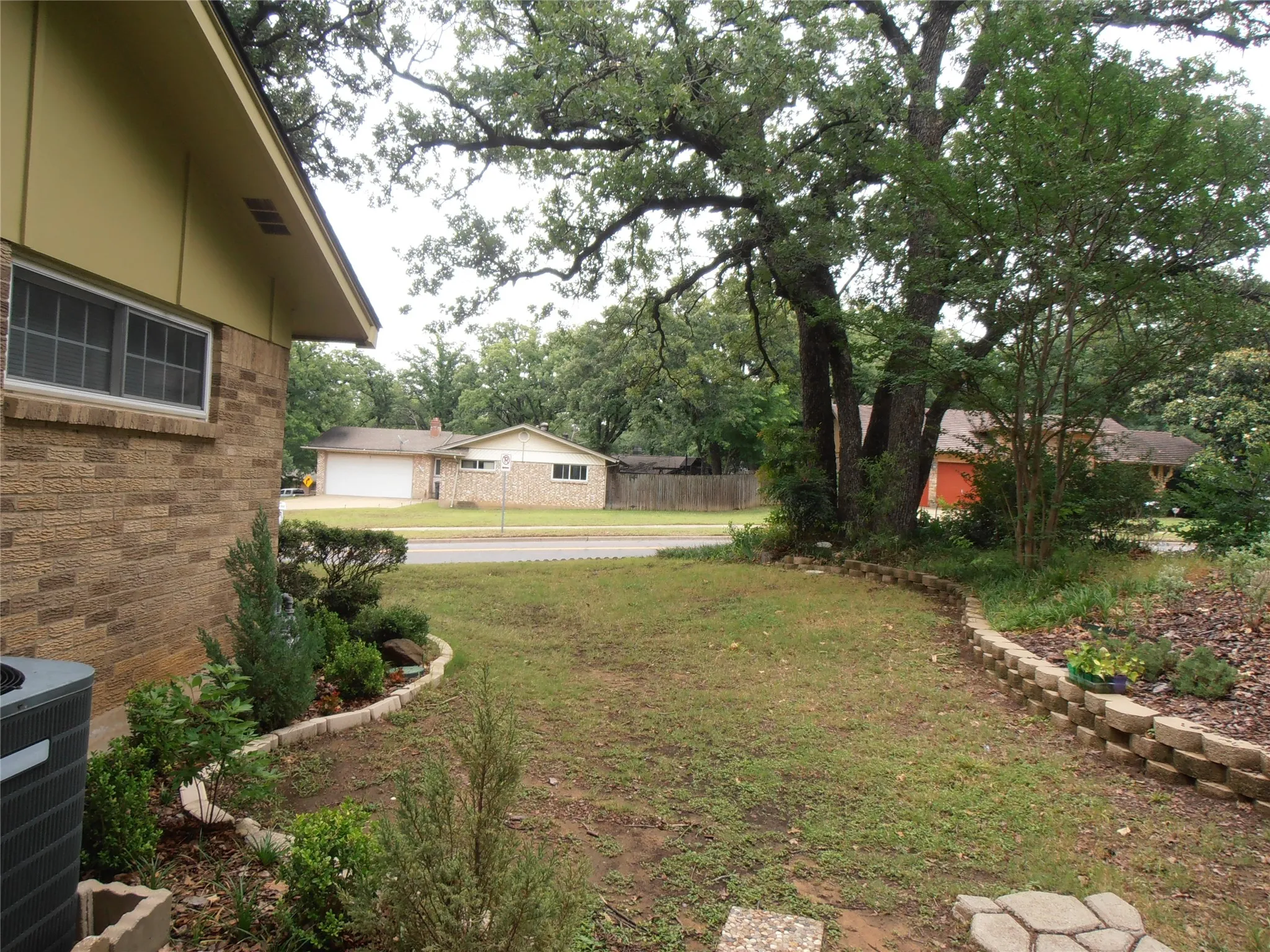 Single Family Residence For Sale in Tarrant County , 2911 Norwood Lane, Arlington, Texas 76013, 3 Bedroom, 2 Bathroom, 2 Garage spaces, 1,573 Sqft, built in 1964, mls#21374644, Real Estate Agent in Arlington, Homes For Sale in Tarrant county, Homes For Sale in Arlington, Realtor in Arlington Texas, Real Estate Brokerage Independent Realty Texas, Luminita Cordes Realtor
