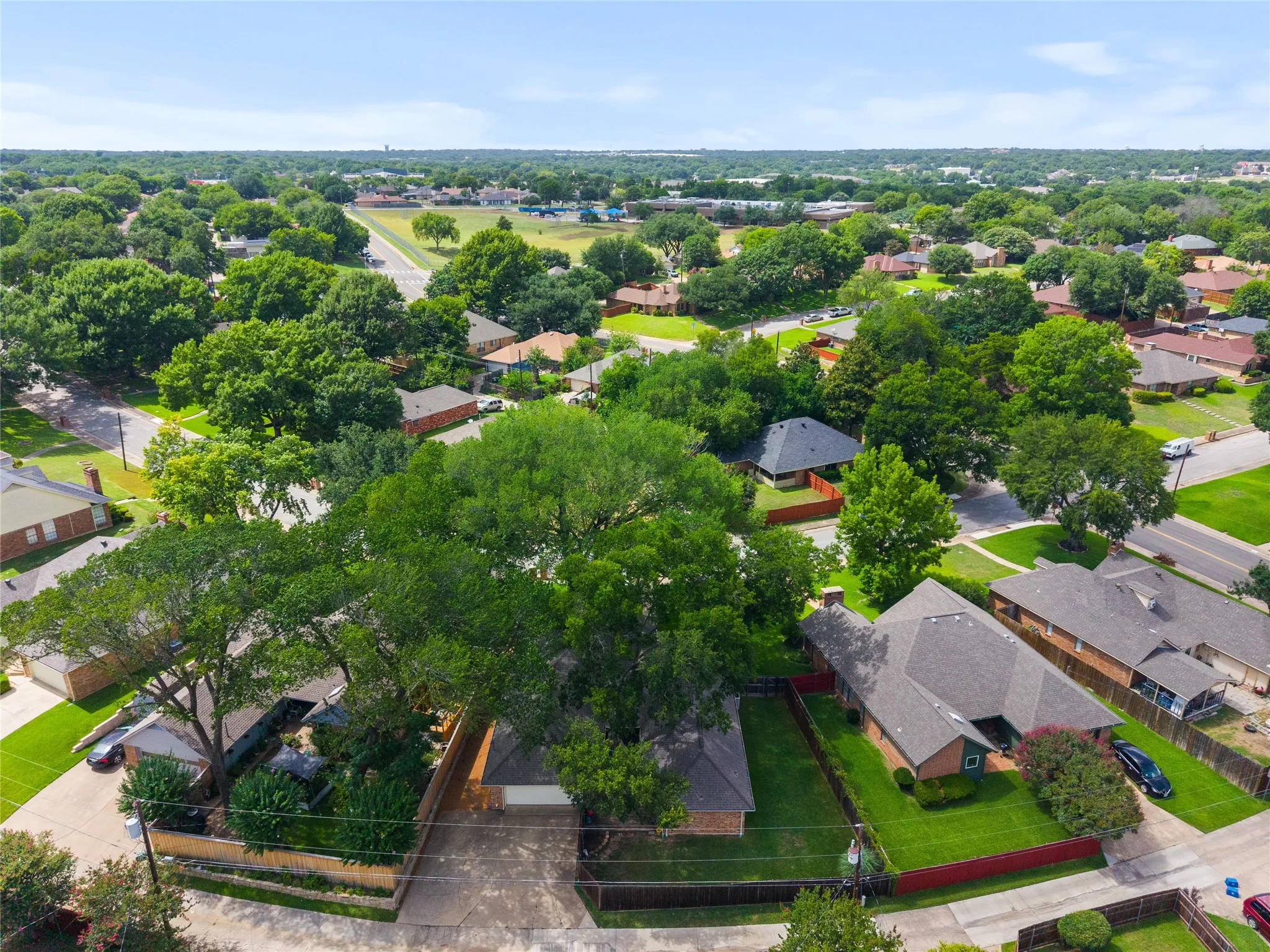 Single Family Residence For Sale in Dallas County , 342 Hillcroft Drive, Duncanville, Texas 75137, 3 Bedroom, 2 Bathroom, 2 Garage spaces, 2,218 Sqft, built in 1984, mls#21355442, Real Estate Agent in Duncanville, Homes For Sale in Dallas county, Homes For Sale in Duncanville, Realtor in Duncanville Texas, Real Estate Brokerage Independent Realty Texas, Luminita Cordes Realtor