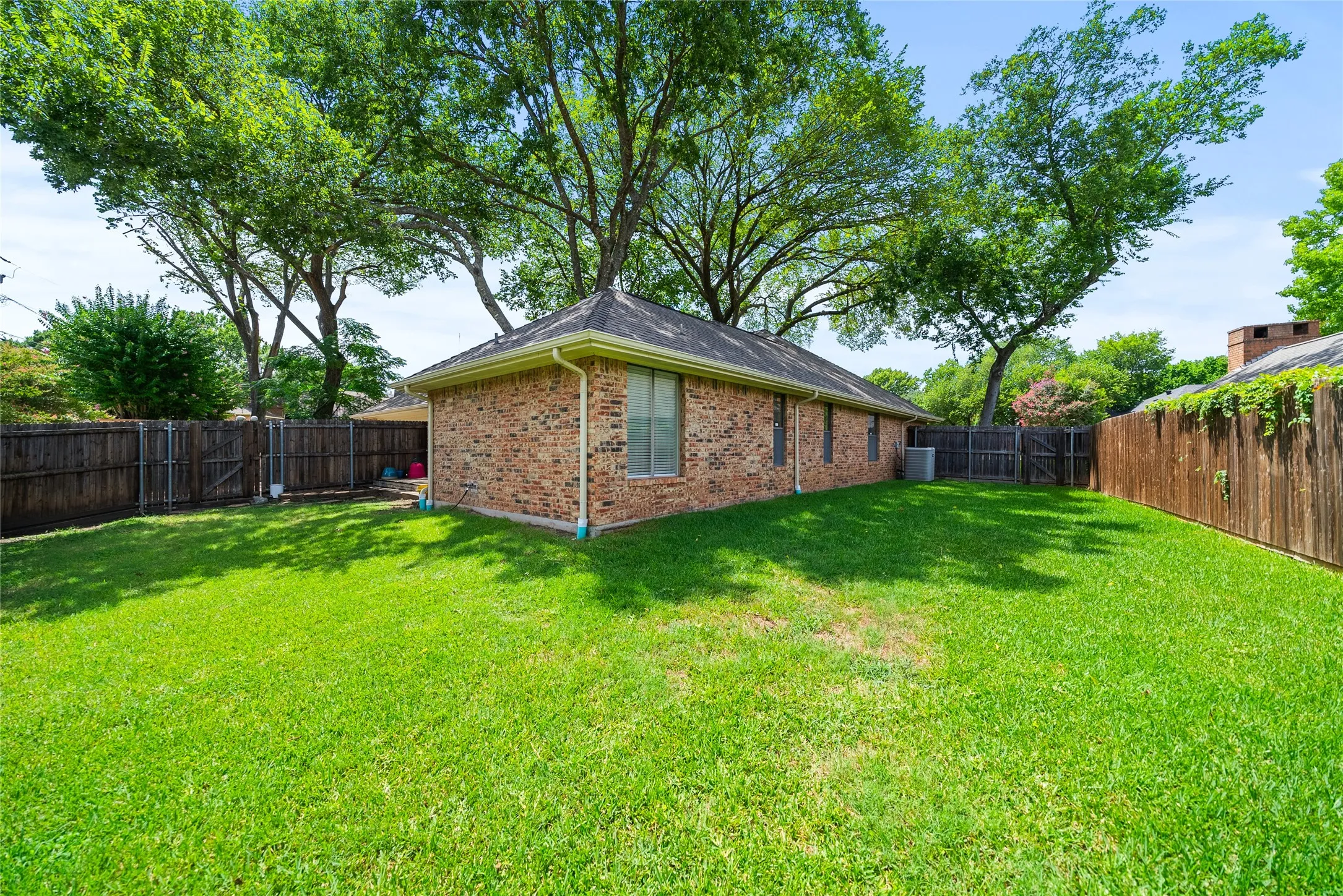Single Family Residence For Sale in Dallas County , 342 Hillcroft Drive, Duncanville, Texas 75137, 3 Bedroom, 2 Bathroom, 2 Garage spaces, 2,218 Sqft, built in 1984, mls#21355442, Real Estate Agent in Duncanville, Homes For Sale in Dallas county, Homes For Sale in Duncanville, Realtor in Duncanville Texas, Real Estate Brokerage Independent Realty Texas, Luminita Cordes Realtor