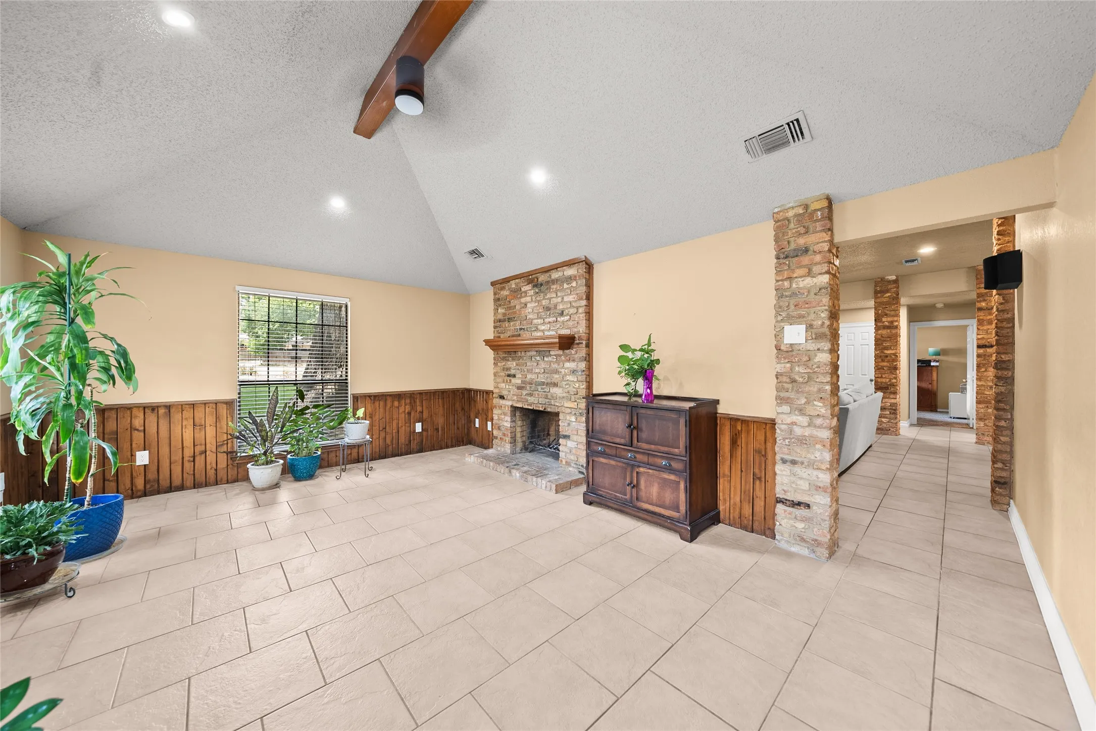 Single Family Residence For Sale in Dallas County , 342 Hillcroft Drive, Duncanville, Texas 75137, 3 Bedroom, 2 Bathroom, 2 Garage spaces, 2,218 Sqft, built in 1984, mls#21355442, Real Estate Agent in Duncanville, Homes For Sale in Dallas county, Homes For Sale in Duncanville, Realtor in Duncanville Texas, Real Estate Brokerage Independent Realty Texas, Luminita Cordes Realtor