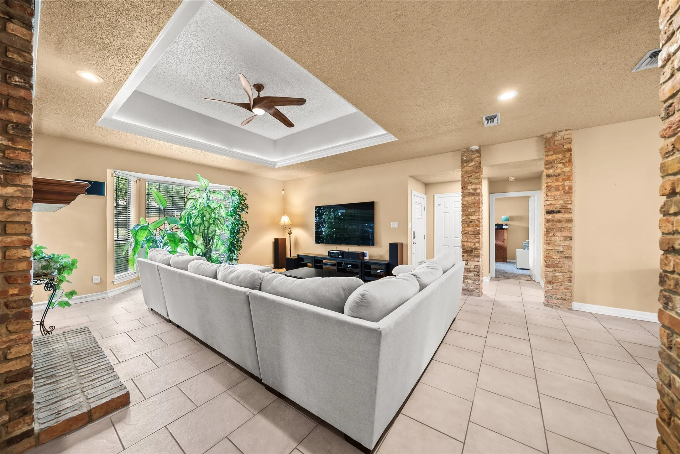Single Family Residence For Sale in Dallas County , 342 Hillcroft Drive, Duncanville, Texas 75137, 3 Bedroom, 2 Bathroom, 2 Garage spaces, 2,218 Sqft, built in 1984, mls#21355442, Real Estate Agent in Duncanville, Homes For Sale in Dallas county, Homes For Sale in Duncanville, Realtor in Duncanville Texas, Real Estate Brokerage Independent Realty Texas, Luminita Cordes Realtor