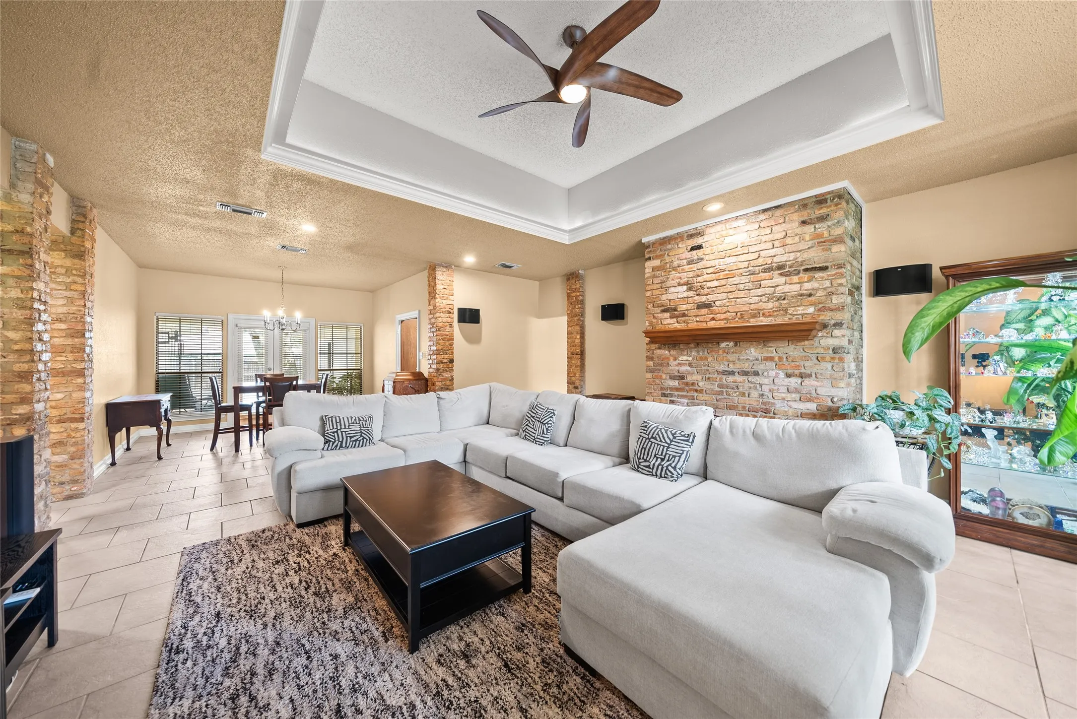 Single Family Residence For Sale in Dallas County , 342 Hillcroft Drive, Duncanville, Texas 75137, 3 Bedroom, 2 Bathroom, 2 Garage spaces, 2,218 Sqft, built in 1984, mls#21355442, Real Estate Agent in Duncanville, Homes For Sale in Dallas county, Homes For Sale in Duncanville, Realtor in Duncanville Texas, Real Estate Brokerage Independent Realty Texas, Luminita Cordes Realtor