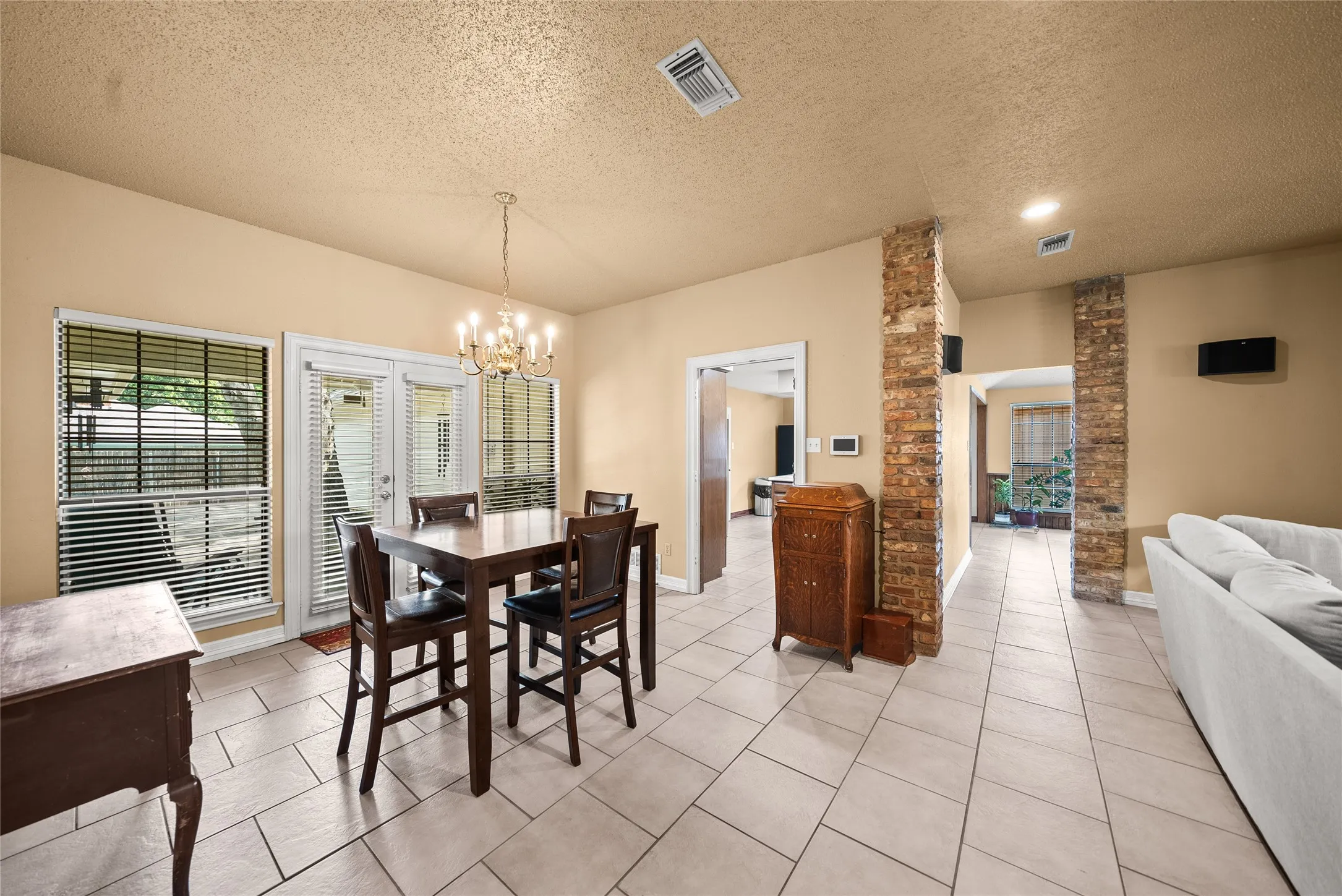 Single Family Residence For Sale in Dallas County , 342 Hillcroft Drive, Duncanville, Texas 75137, 3 Bedroom, 2 Bathroom, 2 Garage spaces, 2,218 Sqft, built in 1984, mls#21355442, Real Estate Agent in Duncanville, Homes For Sale in Dallas county, Homes For Sale in Duncanville, Realtor in Duncanville Texas, Real Estate Brokerage Independent Realty Texas, Luminita Cordes Realtor