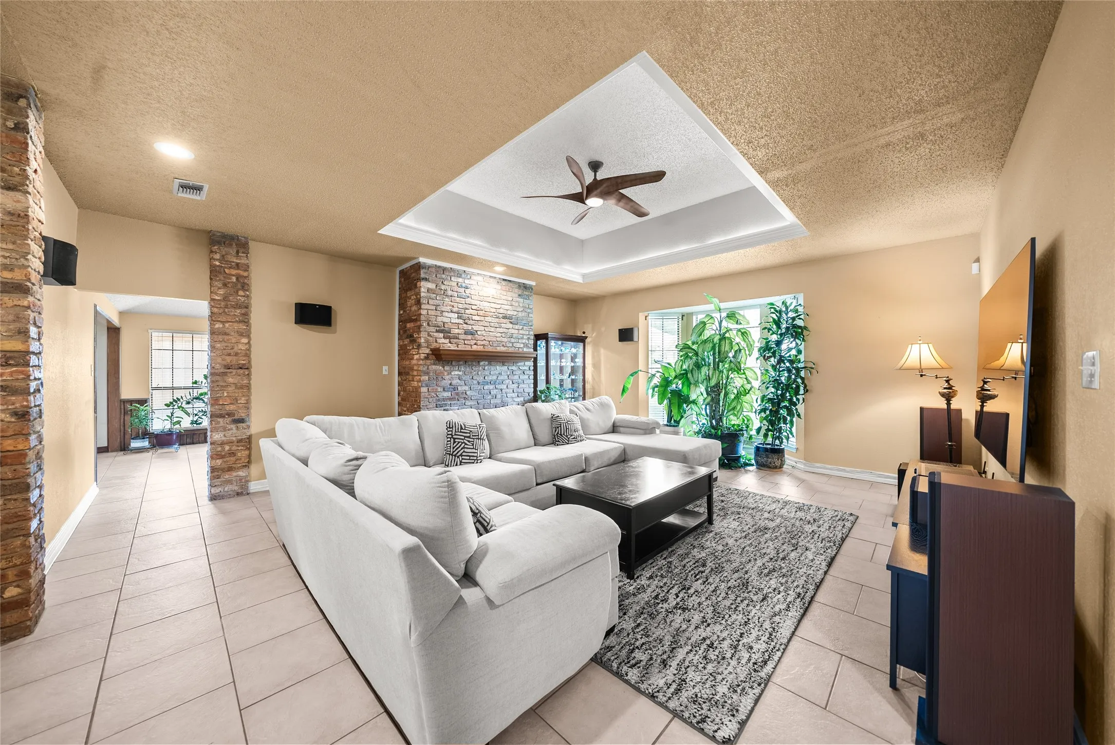 Single Family Residence For Sale in Dallas County , 342 Hillcroft Drive, Duncanville, Texas 75137, 3 Bedroom, 2 Bathroom, 2 Garage spaces, 2,218 Sqft, built in 1984, mls#21355442, Real Estate Agent in Duncanville, Homes For Sale in Dallas county, Homes For Sale in Duncanville, Realtor in Duncanville Texas, Real Estate Brokerage Independent Realty Texas, Luminita Cordes Realtor