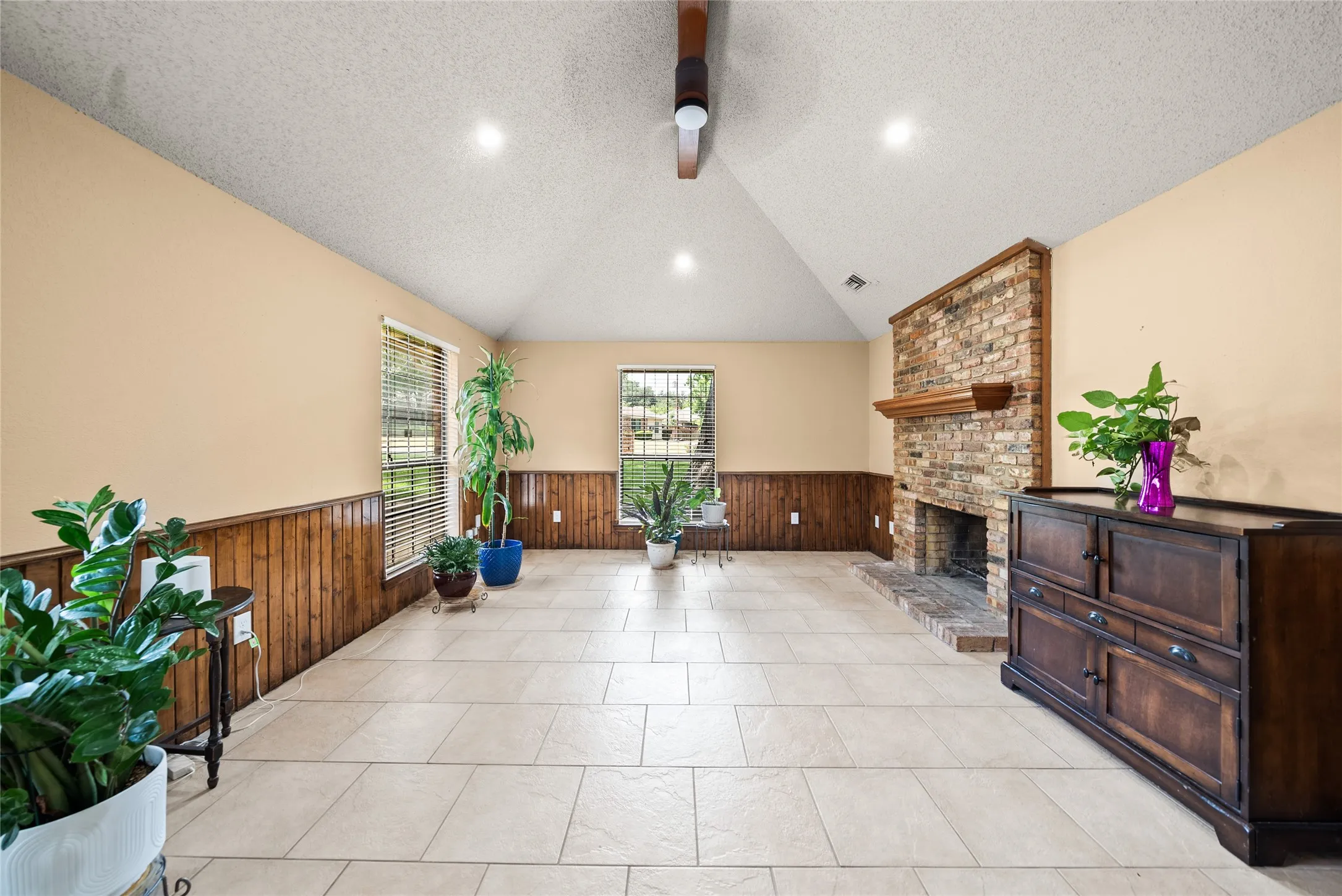 Single Family Residence For Sale in Dallas County , 342 Hillcroft Drive, Duncanville, Texas 75137, 3 Bedroom, 2 Bathroom, 2 Garage spaces, 2,218 Sqft, built in 1984, mls#21355442, Real Estate Agent in Duncanville, Homes For Sale in Dallas county, Homes For Sale in Duncanville, Realtor in Duncanville Texas, Real Estate Brokerage Independent Realty Texas, Luminita Cordes Realtor