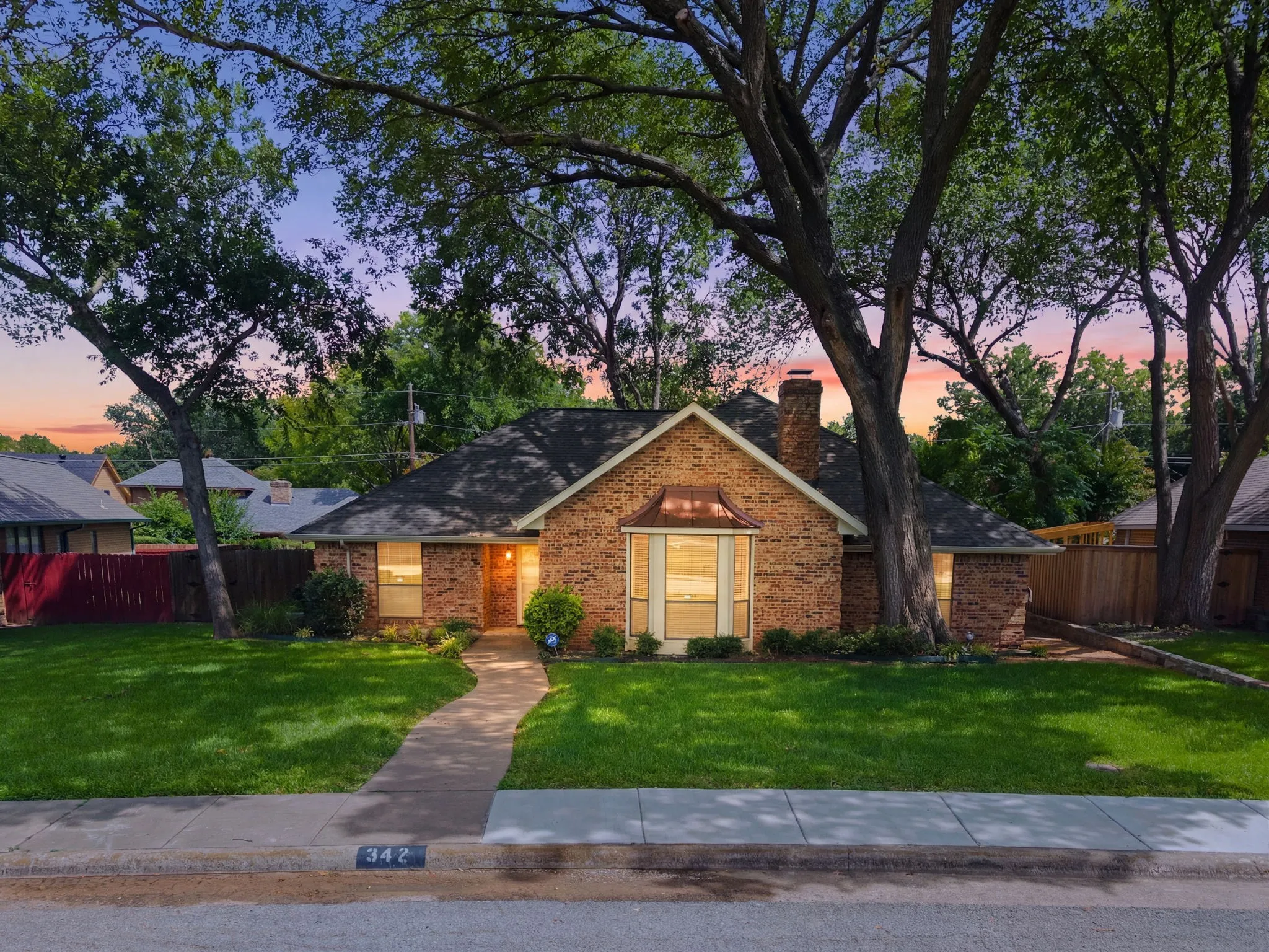 Single Family Residence For Sale in Dallas County , 342 Hillcroft Drive, Duncanville, Texas 75137, 3 Bedroom, 2 Bathroom, 2 Garage spaces, 2,218 Sqft, built in 1984, mls#21355442, Real Estate Agent in Duncanville, Homes For Sale in Dallas county, Homes For Sale in Duncanville, Realtor in Duncanville Texas, Real Estate Brokerage Independent Realty Texas, Luminita Cordes Realtor