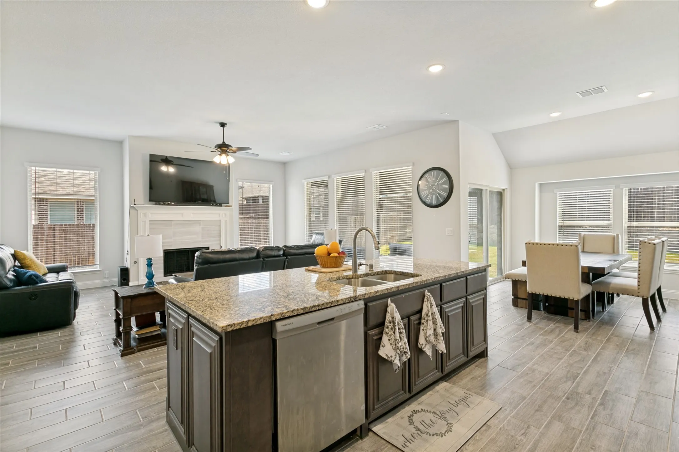 Single Family Residence For Sale in Johnson County , 1007 Creekhaven Lane, Mansfield, Texas 76063, 3 Bedroom, 3 Bathroom, 2 Garage spaces, 2,622 Sqft, built in 2022, mls#21374642, Real Estate Agent in Mansfield, Homes For Sale in Johnson county, Homes For Sale in Mansfield, Realtor in Mansfield Texas, Real Estate Brokerage Independent Realty Texas, Luminita Cordes Realtor