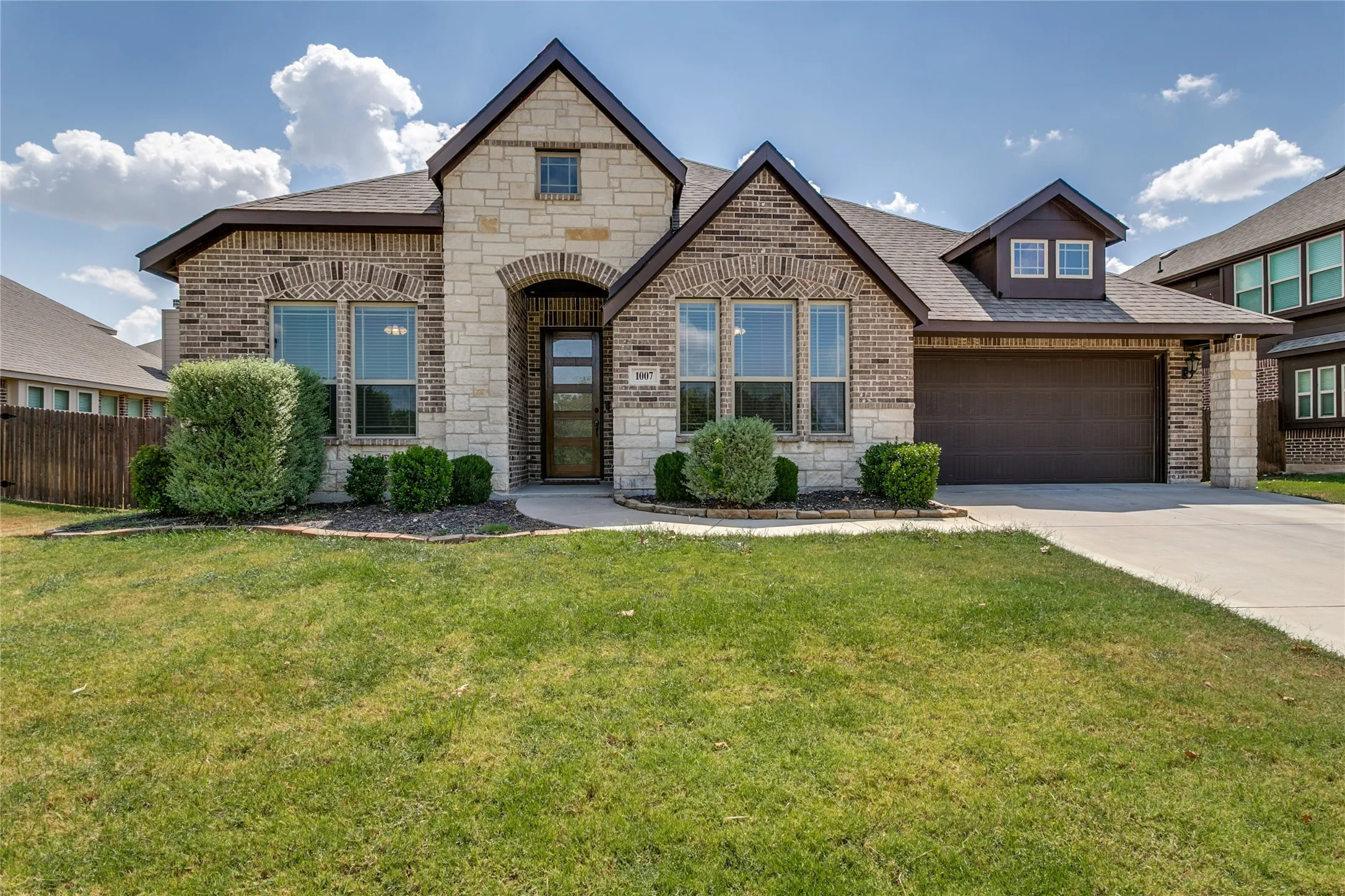 Single Family Residence For Sale in Johnson County , 1007 Creekhaven Lane, Mansfield, Texas 76063, 3 Bedroom, 3 Bathroom, 2 Garage spaces, 2,622 Sqft, built in 2022, mls#21374642, Real Estate Agent in Mansfield, Homes For Sale in Johnson county, Homes For Sale in Mansfield, Realtor in Mansfield Texas, Real Estate Brokerage Independent Realty Texas, Luminita Cordes Realtor