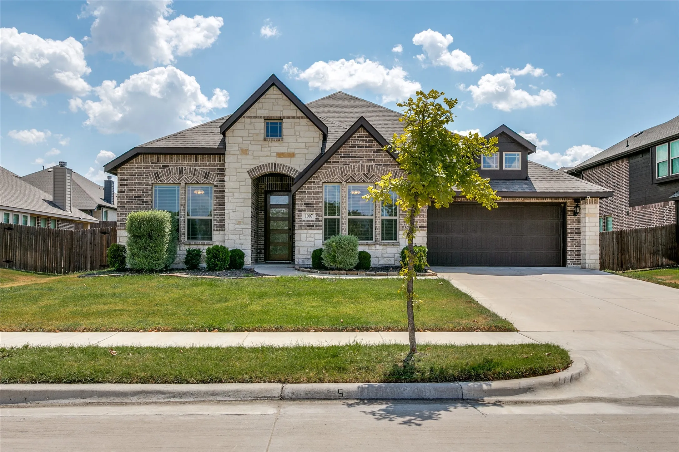 Single Family Residence For Sale in Johnson County , 1007 Creekhaven Lane, Mansfield, Texas 76063, 3 Bedroom, 3 Bathroom, 2 Garage spaces, 2,622 Sqft, built in 2022, mls#21374642, Real Estate Agent in Mansfield, Homes For Sale in Johnson county, Homes For Sale in Mansfield, Realtor in Mansfield Texas, Real Estate Brokerage Independent Realty Texas, Luminita Cordes Realtor
