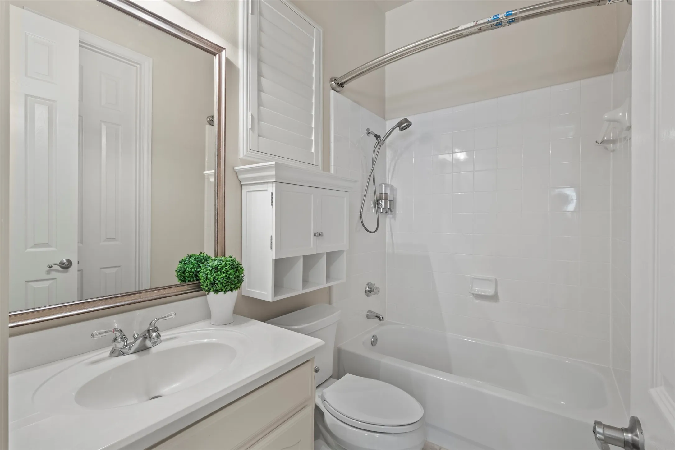 2nd Full Bathroom ensuite