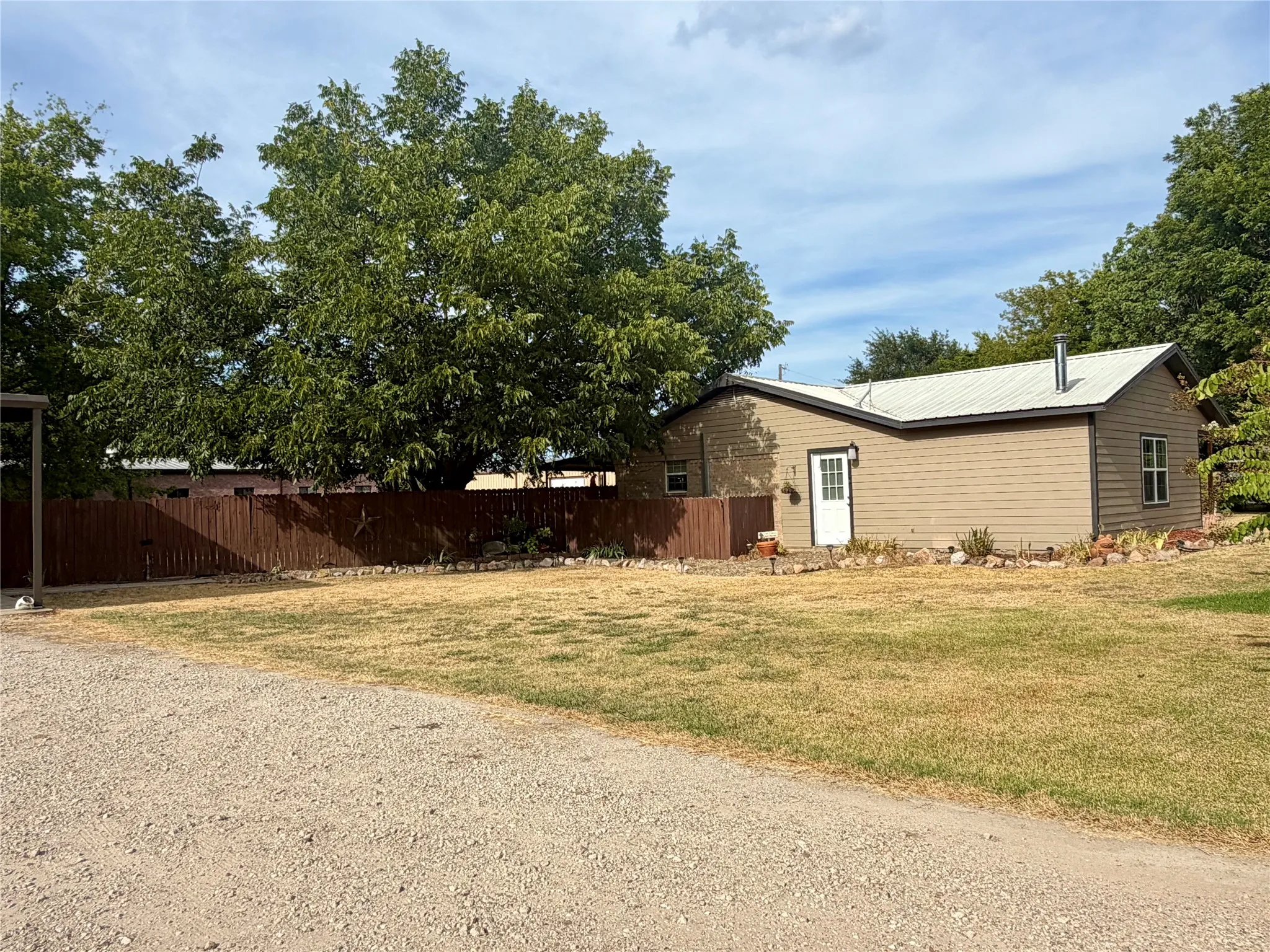 Single Family Residence For Sale in Wood County , 100 Nell Lane, Yantis, Texas 75497, 3 Bedroom, 2 Bathroom, Garage spaces, 1,919 Sqft, built in 1988, mls#21371528, Real Estate Agent in Yantis, Homes For Sale in Wood county, Homes For Sale in Yantis, Realtor in Yantis Texas, Real Estate Brokerage Independent Realty Texas, Luminita Cordes Realtor