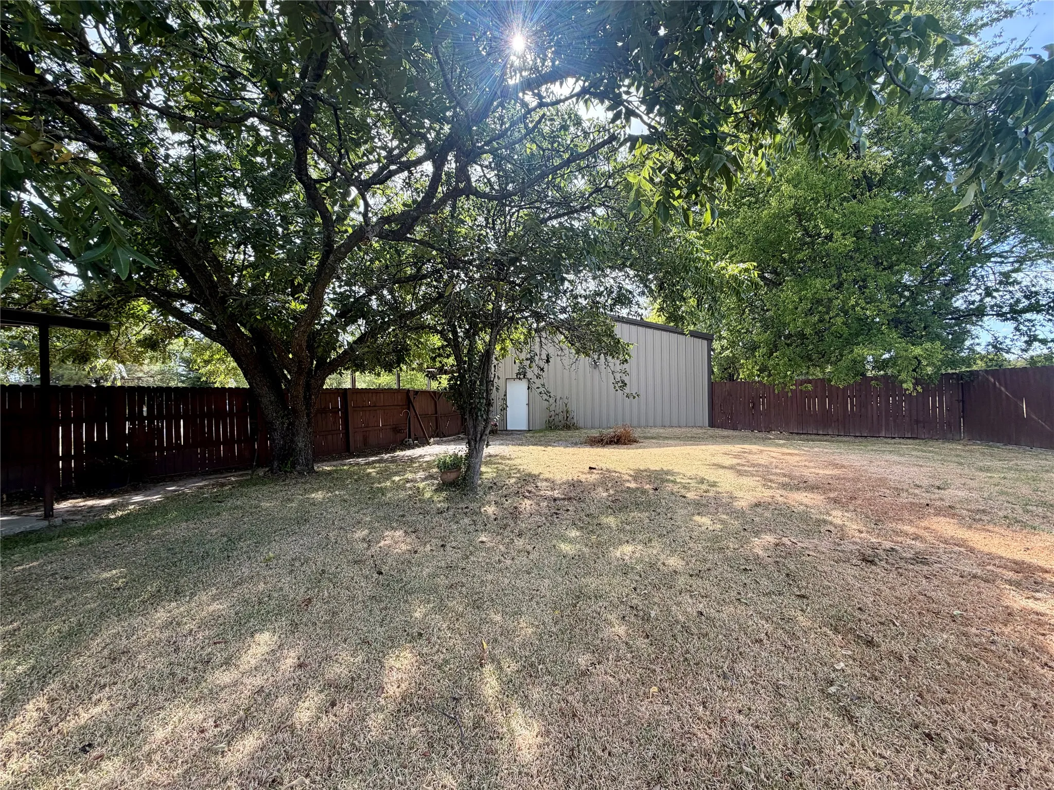 Single Family Residence For Sale in Wood County , 100 Nell Lane, Yantis, Texas 75497, 3 Bedroom, 2 Bathroom, Garage spaces, 1,919 Sqft, built in 1988, mls#21371528, Real Estate Agent in Yantis, Homes For Sale in Wood county, Homes For Sale in Yantis, Realtor in Yantis Texas, Real Estate Brokerage Independent Realty Texas, Luminita Cordes Realtor