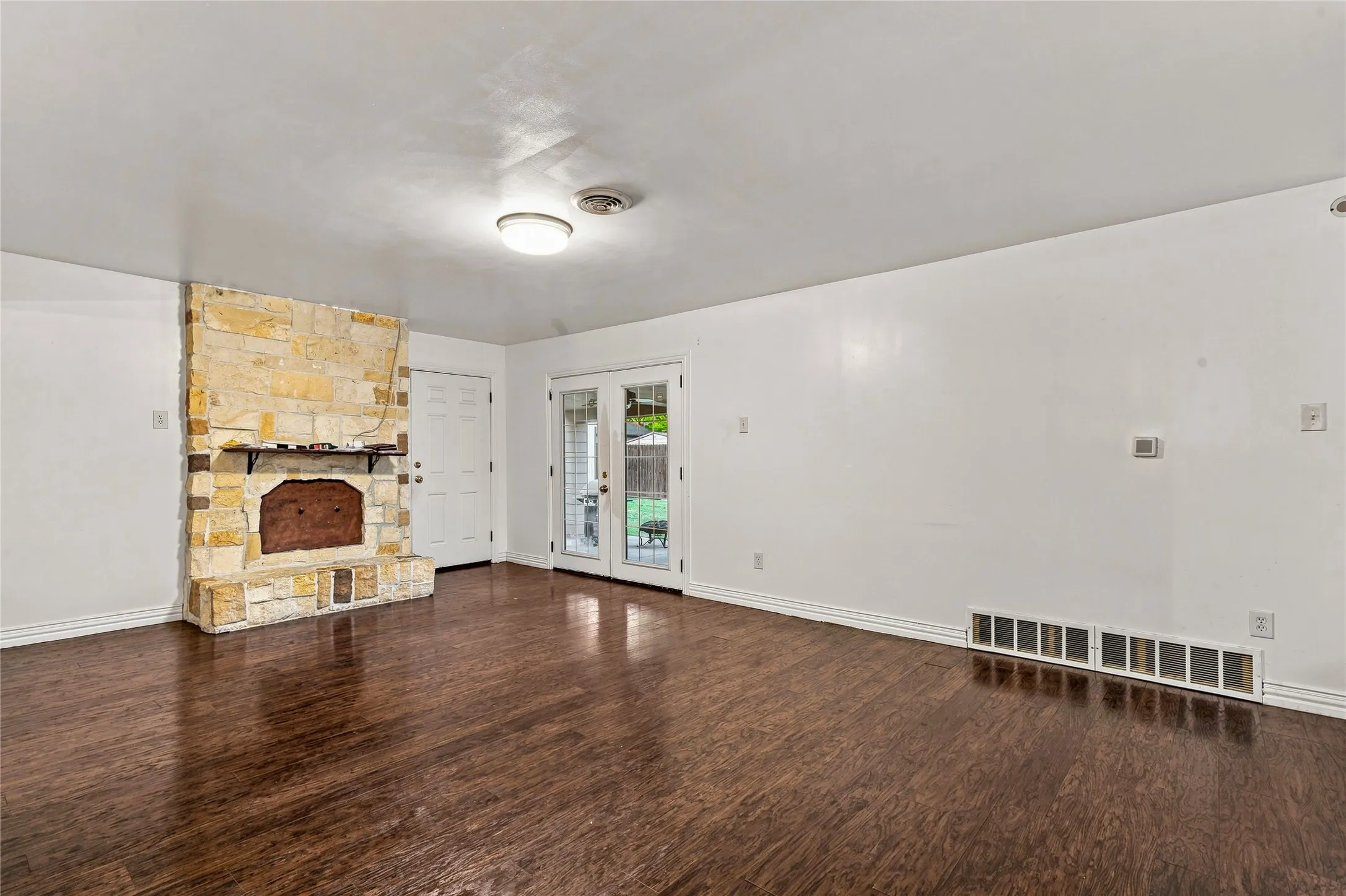 Single Family Residence For Sale in Dallas County , 111 W Kenwood Drive, Garland, Texas 75041, 5 Bedroom, 2 Bathroom, Garage spaces, 1,593 Sqft, built in 1960, mls#21374603, Real Estate Agent in Garland, Homes For Sale in Dallas county, Homes For Sale in Garland, Realtor in Garland Texas, Real Estate Brokerage Independent Realty Texas, Luminita Cordes Realtor