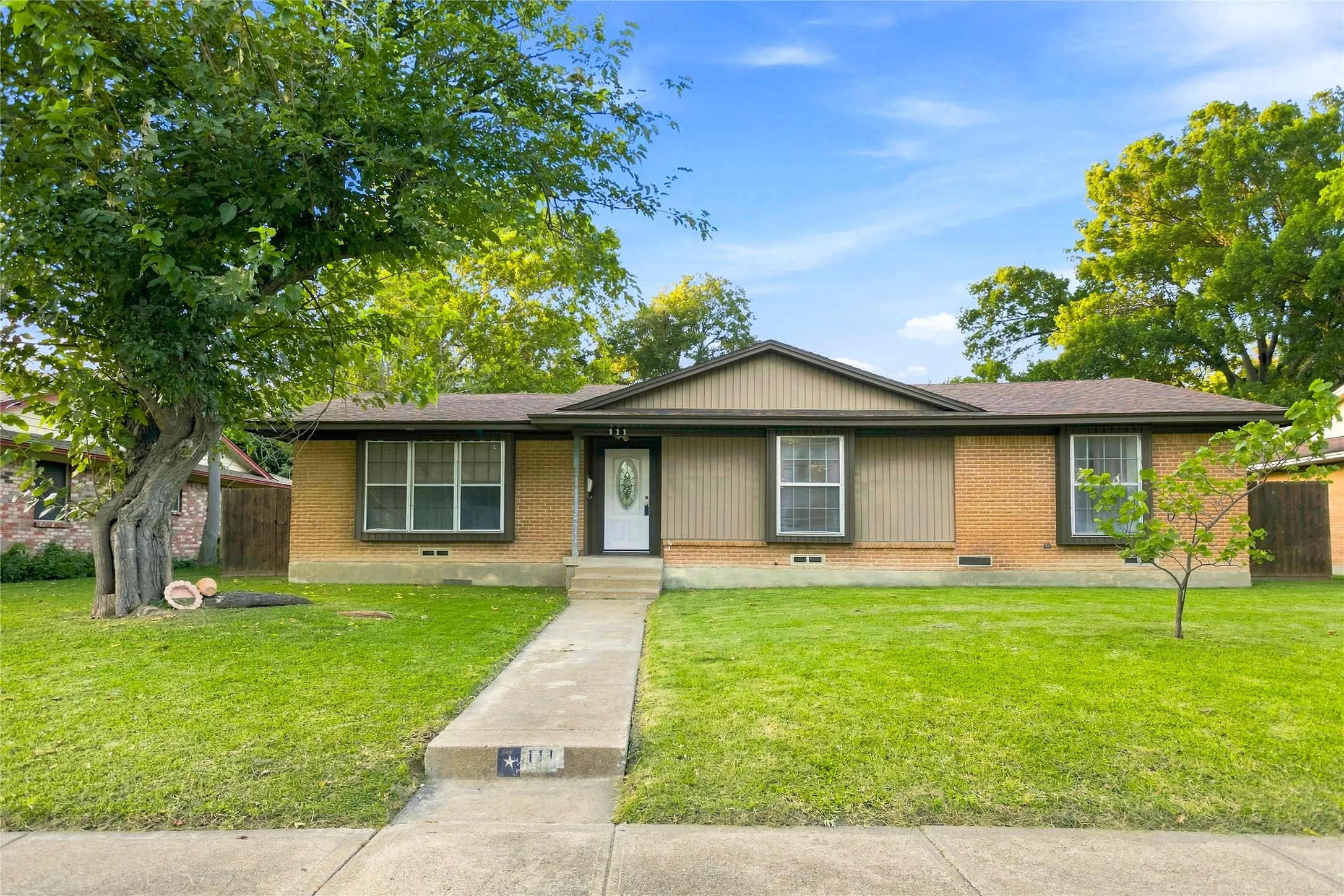 Single Family Residence For Sale in Dallas County , 111 W Kenwood Drive, Garland, Texas 75041, 5 Bedroom, 2 Bathroom, Garage spaces, 1,593 Sqft, built in 1960, mls#21374603, Real Estate Agent in Garland, Homes For Sale in Dallas county, Homes For Sale in Garland, Realtor in Garland Texas, Real Estate Brokerage Independent Realty Texas, Luminita Cordes Realtor