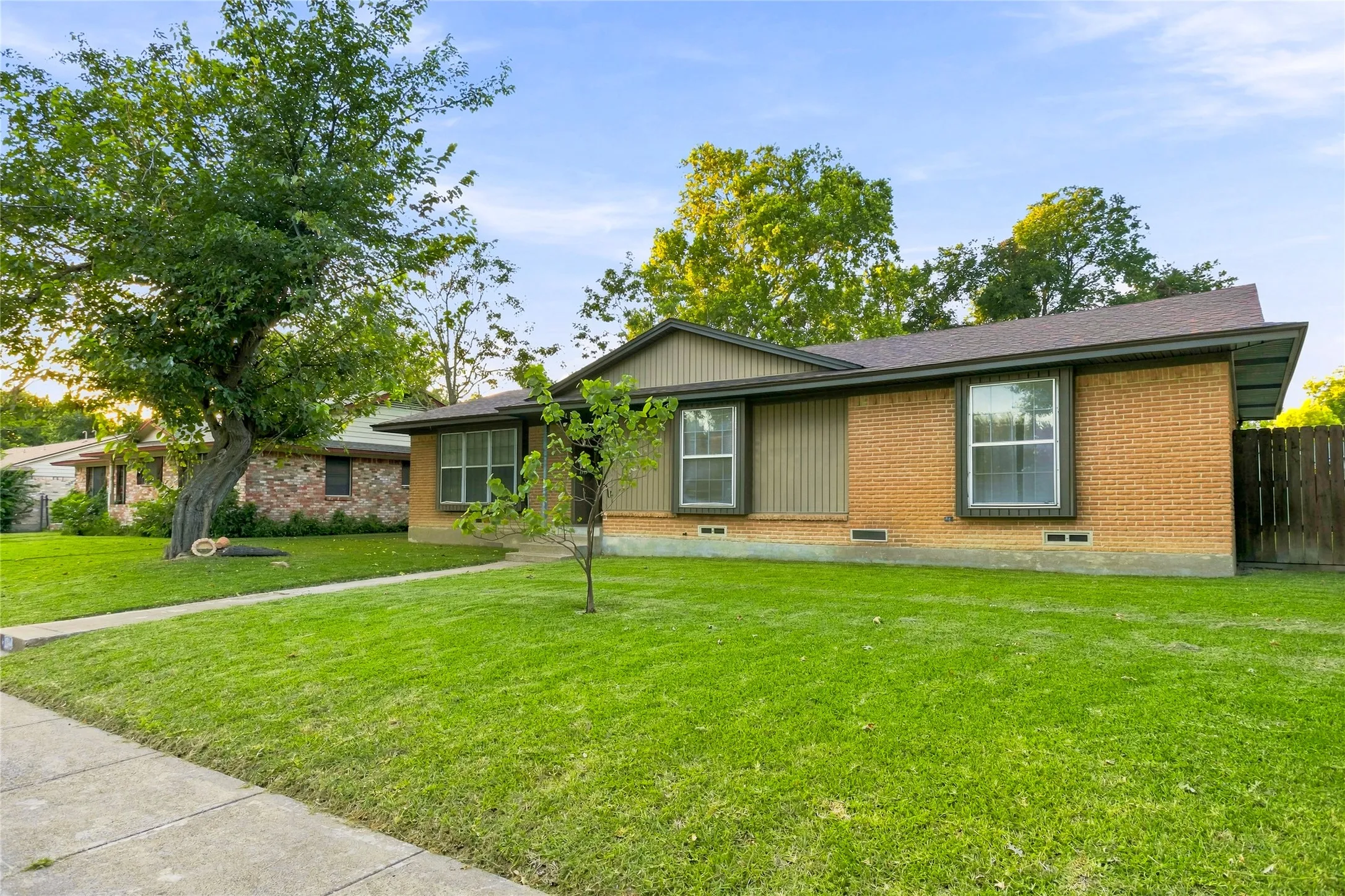 Single Family Residence For Sale in Dallas County , 111 W Kenwood Drive, Garland, Texas 75041, 5 Bedroom, 2 Bathroom, Garage spaces, 1,593 Sqft, built in 1960, mls#21374603, Real Estate Agent in Garland, Homes For Sale in Dallas county, Homes For Sale in Garland, Realtor in Garland Texas, Real Estate Brokerage Independent Realty Texas, Luminita Cordes Realtor