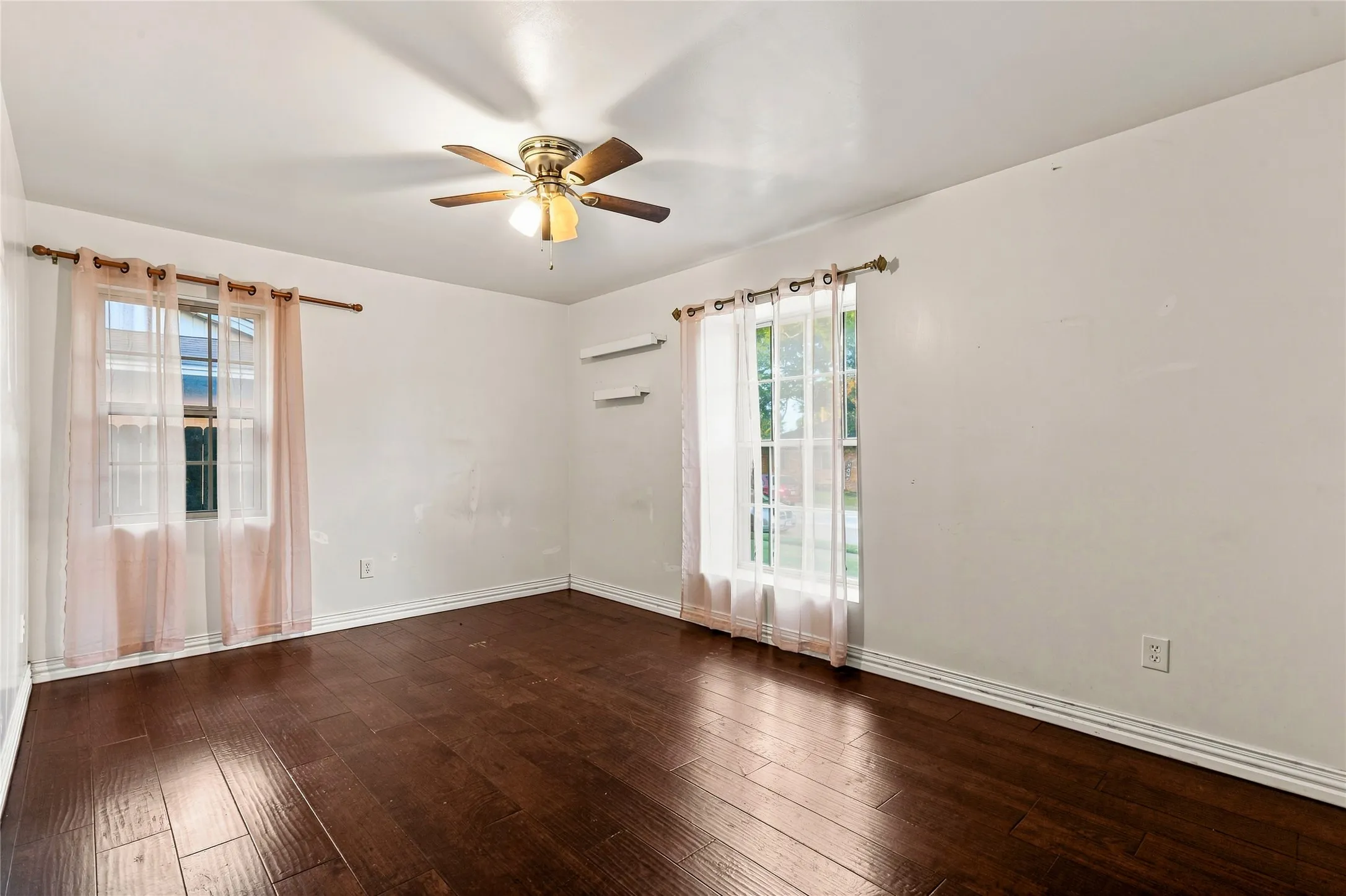 Single Family Residence For Sale in Dallas County , 111 W Kenwood Drive, Garland, Texas 75041, 5 Bedroom, 2 Bathroom, Garage spaces, 1,593 Sqft, built in 1960, mls#21374603, Real Estate Agent in Garland, Homes For Sale in Dallas county, Homes For Sale in Garland, Realtor in Garland Texas, Real Estate Brokerage Independent Realty Texas, Luminita Cordes Realtor