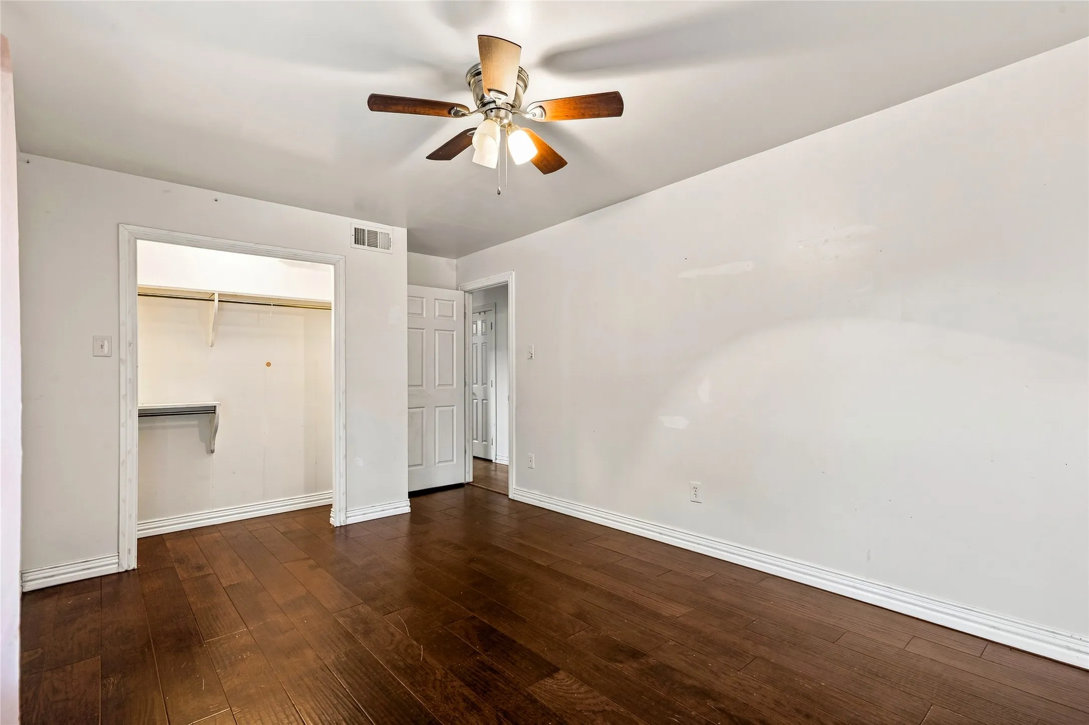 Single Family Residence For Sale in Dallas County , 111 W Kenwood Drive, Garland, Texas 75041, 5 Bedroom, 2 Bathroom, Garage spaces, 1,593 Sqft, built in 1960, mls#21374603, Real Estate Agent in Garland, Homes For Sale in Dallas county, Homes For Sale in Garland, Realtor in Garland Texas, Real Estate Brokerage Independent Realty Texas, Luminita Cordes Realtor