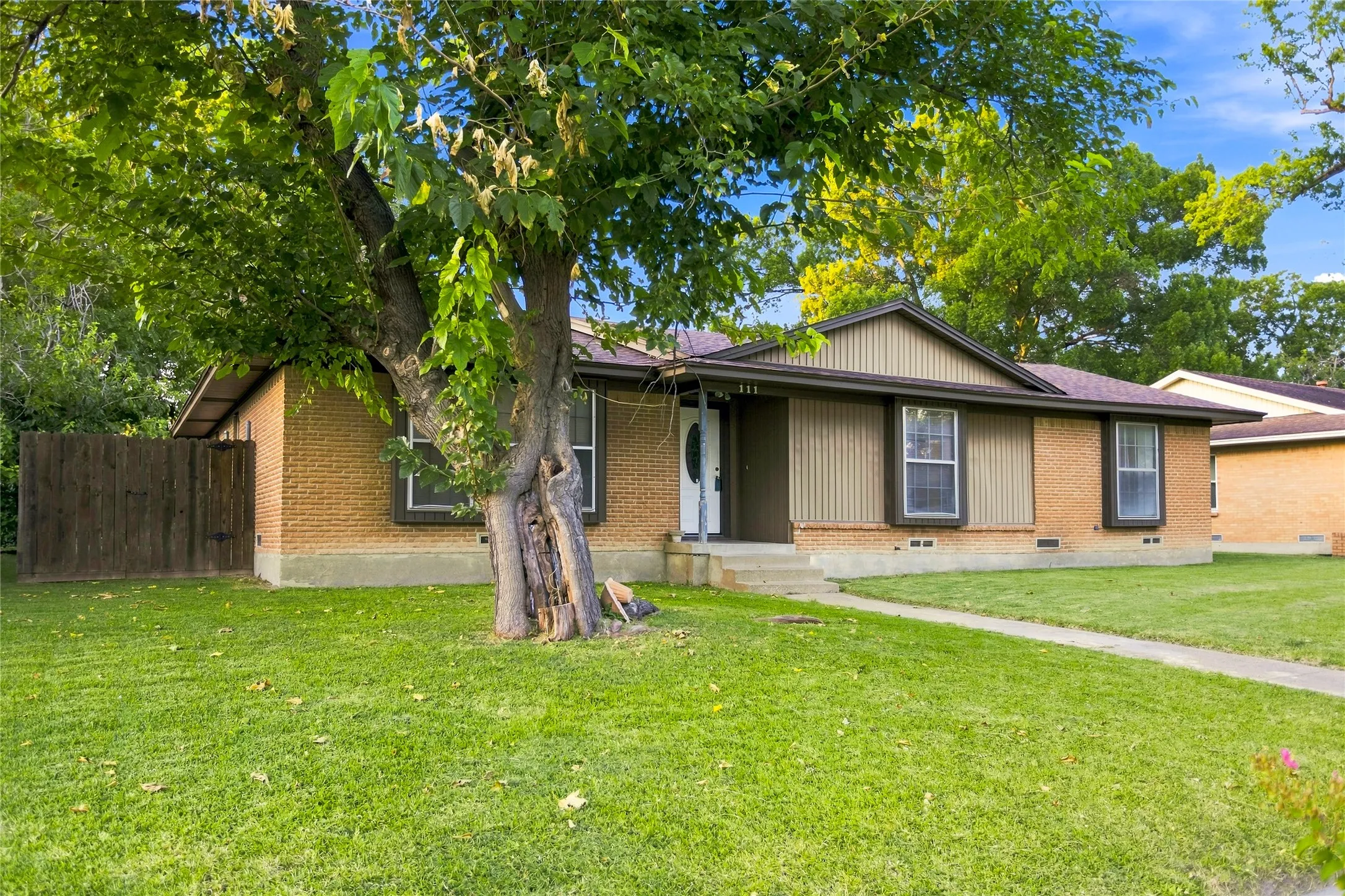 Single Family Residence For Sale in Dallas County , 111 W Kenwood Drive, Garland, Texas 75041, 5 Bedroom, 2 Bathroom, Garage spaces, 1,593 Sqft, built in 1960, mls#21374603, Real Estate Agent in Garland, Homes For Sale in Dallas county, Homes For Sale in Garland, Realtor in Garland Texas, Real Estate Brokerage Independent Realty Texas, Luminita Cordes Realtor