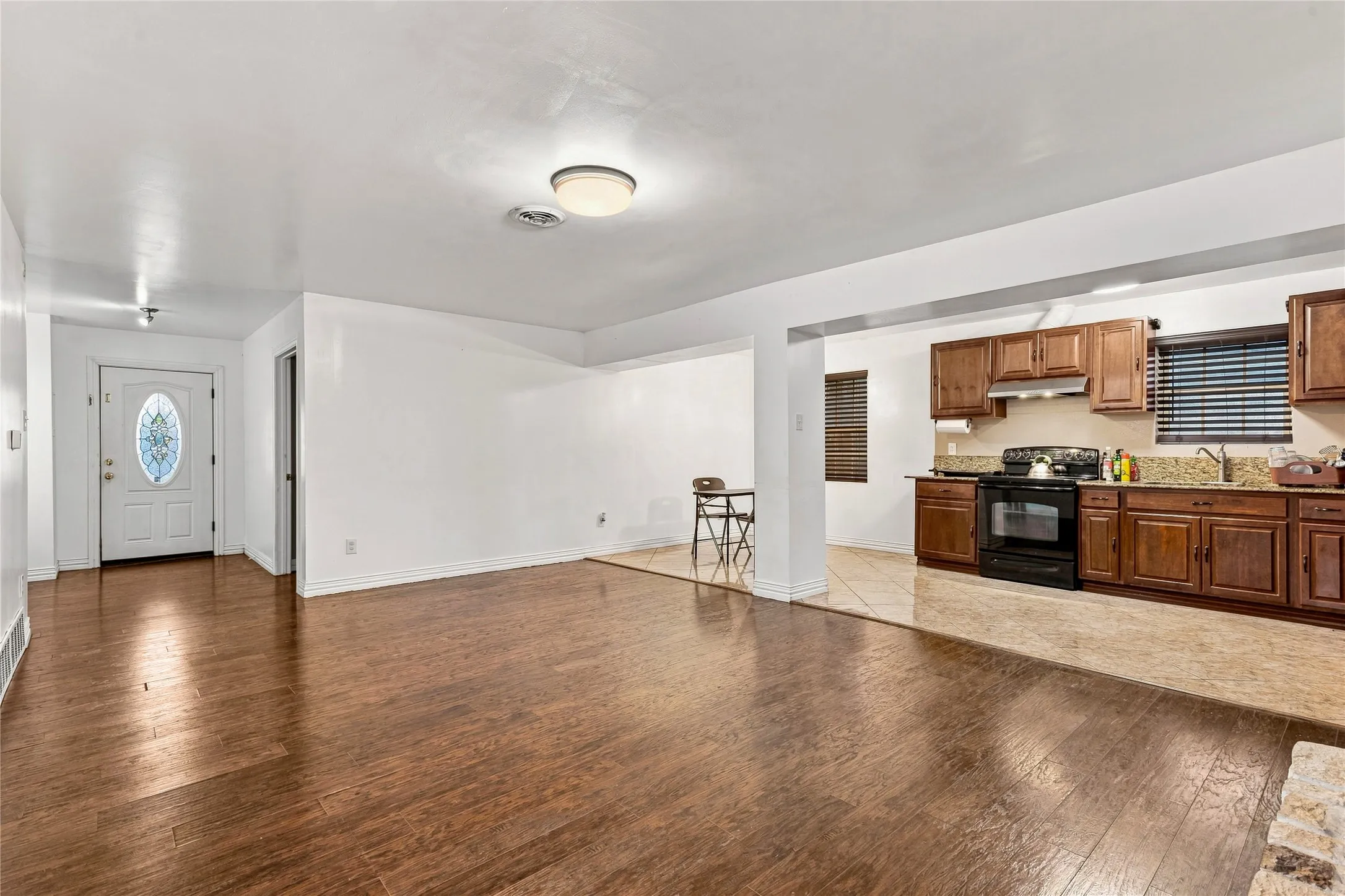 Single Family Residence For Sale in Dallas County , 111 W Kenwood Drive, Garland, Texas 75041, 5 Bedroom, 2 Bathroom, Garage spaces, 1,593 Sqft, built in 1960, mls#21374603, Real Estate Agent in Garland, Homes For Sale in Dallas county, Homes For Sale in Garland, Realtor in Garland Texas, Real Estate Brokerage Independent Realty Texas, Luminita Cordes Realtor