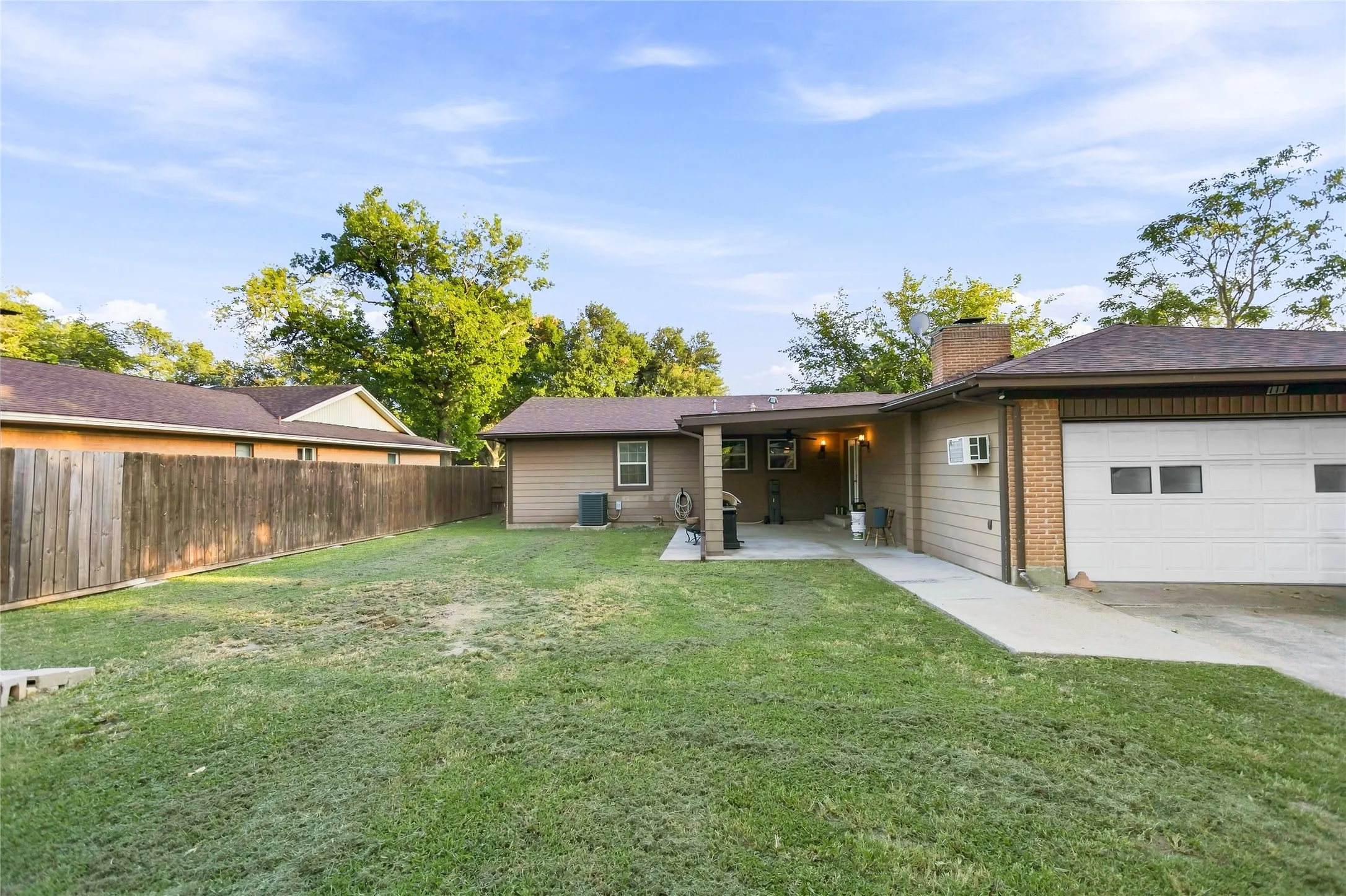 Single Family Residence For Sale in Dallas County , 111 W Kenwood Drive, Garland, Texas 75041, 5 Bedroom, 2 Bathroom, Garage spaces, 1,593 Sqft, built in 1960, mls#21374603, Real Estate Agent in Garland, Homes For Sale in Dallas county, Homes For Sale in Garland, Realtor in Garland Texas, Real Estate Brokerage Independent Realty Texas, Luminita Cordes Realtor