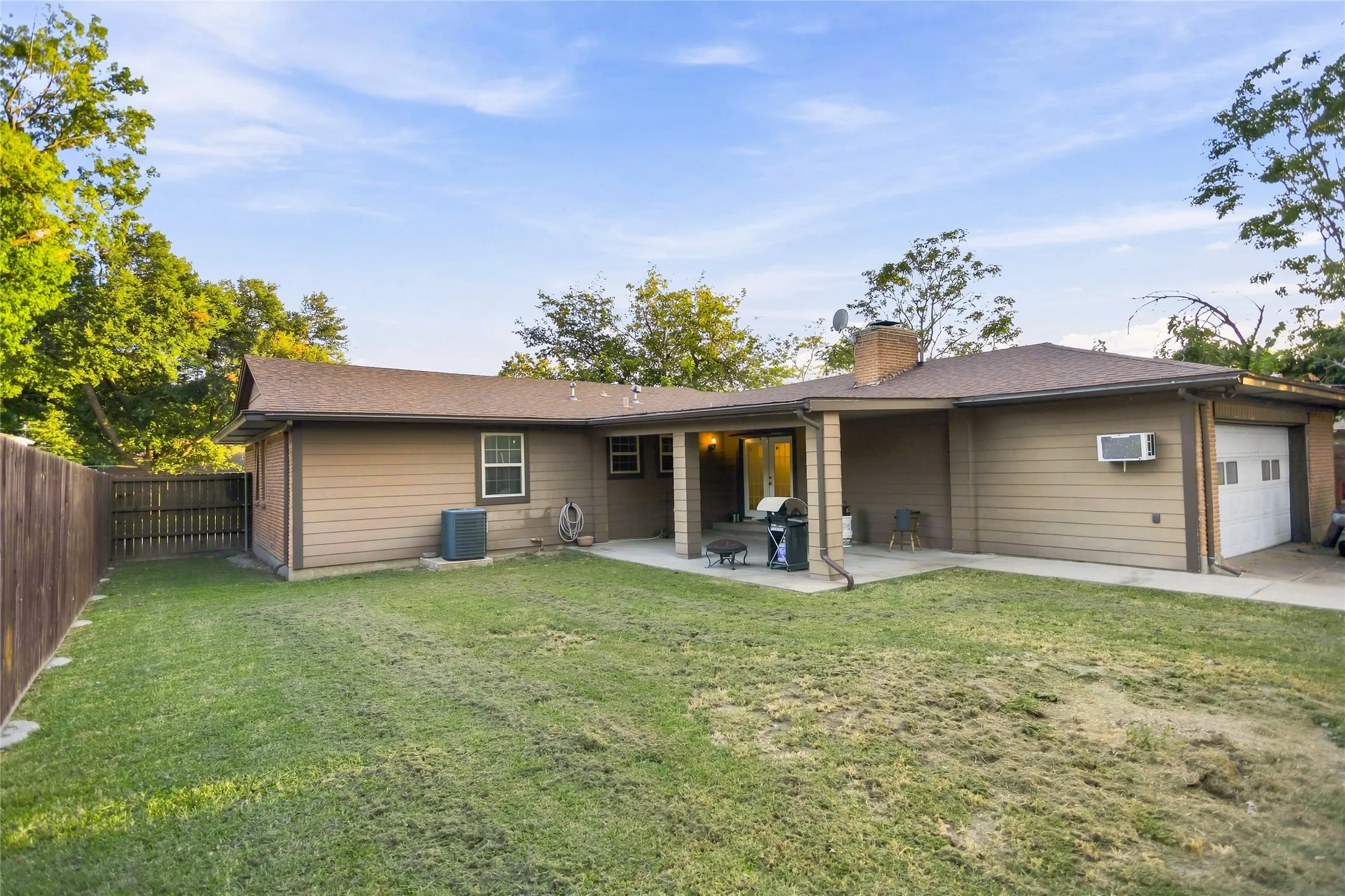 Single Family Residence For Sale in Dallas County , 111 W Kenwood Drive, Garland, Texas 75041, 5 Bedroom, 2 Bathroom, Garage spaces, 1,593 Sqft, built in 1960, mls#21374603, Real Estate Agent in Garland, Homes For Sale in Dallas county, Homes For Sale in Garland, Realtor in Garland Texas, Real Estate Brokerage Independent Realty Texas, Luminita Cordes Realtor
