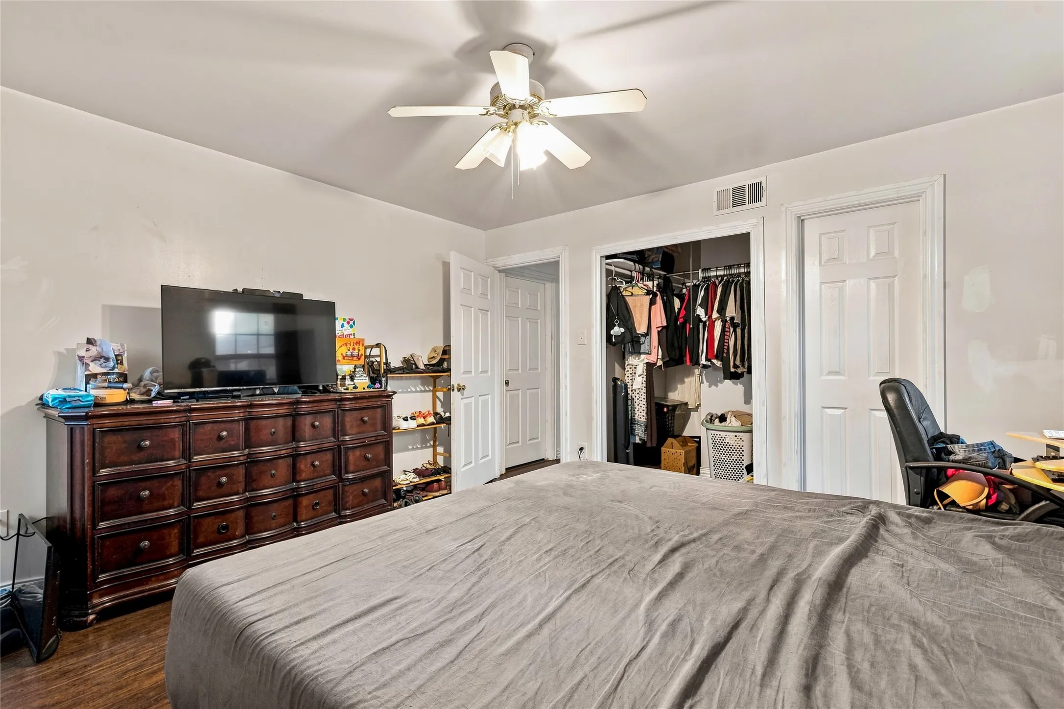 Single Family Residence For Sale in Dallas County , 111 W Kenwood Drive, Garland, Texas 75041, 5 Bedroom, 2 Bathroom, Garage spaces, 1,593 Sqft, built in 1960, mls#21374603, Real Estate Agent in Garland, Homes For Sale in Dallas county, Homes For Sale in Garland, Realtor in Garland Texas, Real Estate Brokerage Independent Realty Texas, Luminita Cordes Realtor