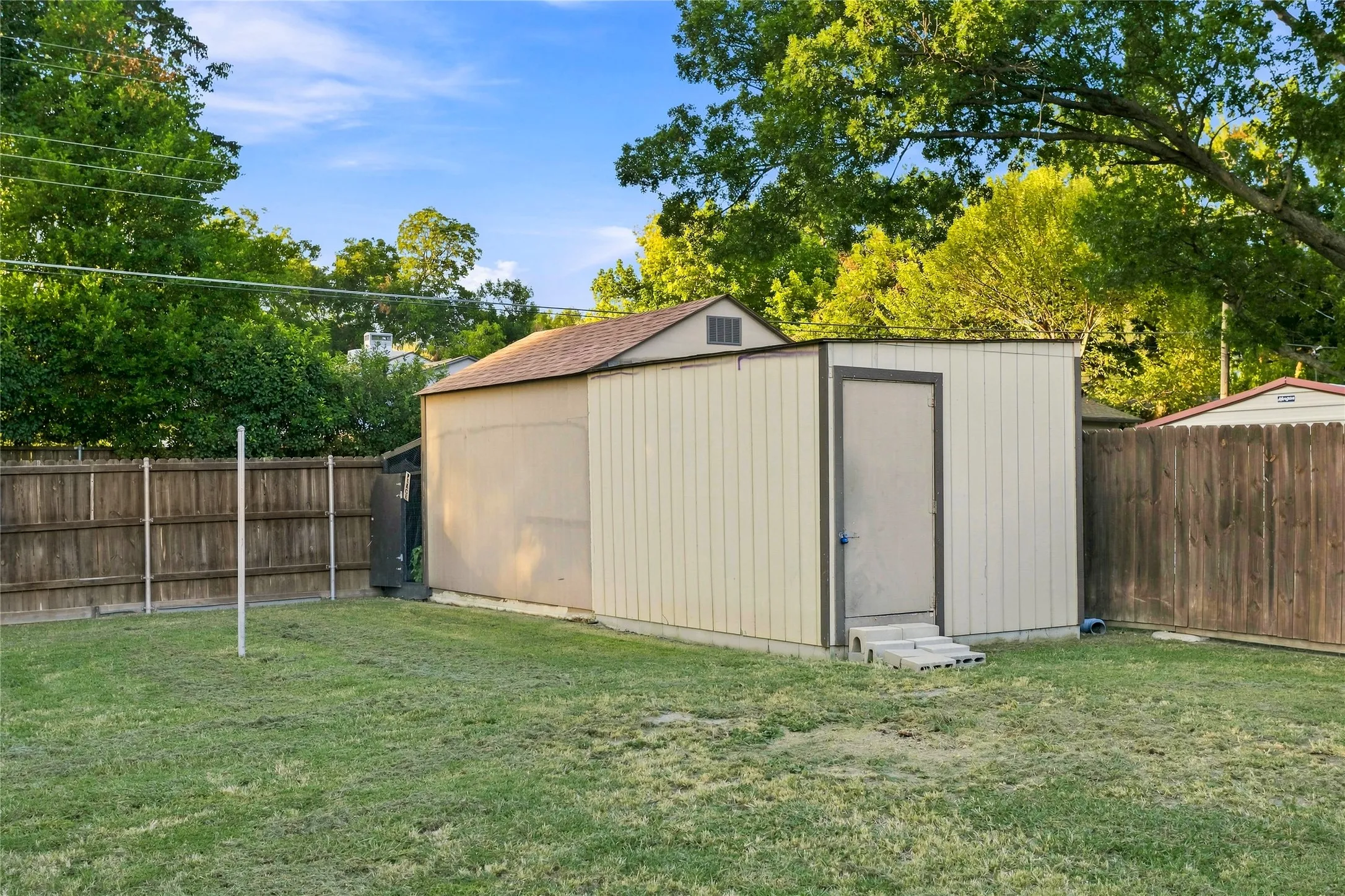 Single Family Residence For Sale in Dallas County , 111 W Kenwood Drive, Garland, Texas 75041, 5 Bedroom, 2 Bathroom, Garage spaces, 1,593 Sqft, built in 1960, mls#21374603, Real Estate Agent in Garland, Homes For Sale in Dallas county, Homes For Sale in Garland, Realtor in Garland Texas, Real Estate Brokerage Independent Realty Texas, Luminita Cordes Realtor