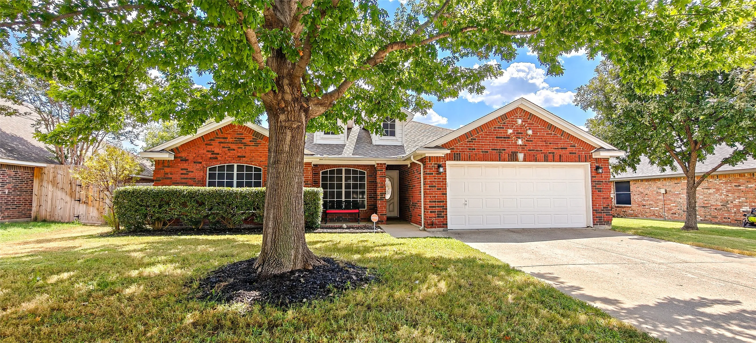 Single Family Residence For Sale in Tarrant County , 557 Willowview Drive, Saginaw, Texas 76179, 3 Bedroom, 2 Bathroom, 2 Garage spaces, 1,880 Sqft, built in 2002, mls#21374237, Real Estate Agent in Saginaw, Homes For Sale in Tarrant county, Homes For Sale in Saginaw, Realtor in Saginaw Texas, Real Estate Brokerage Independent Realty Texas, Luminita Cordes Realtor