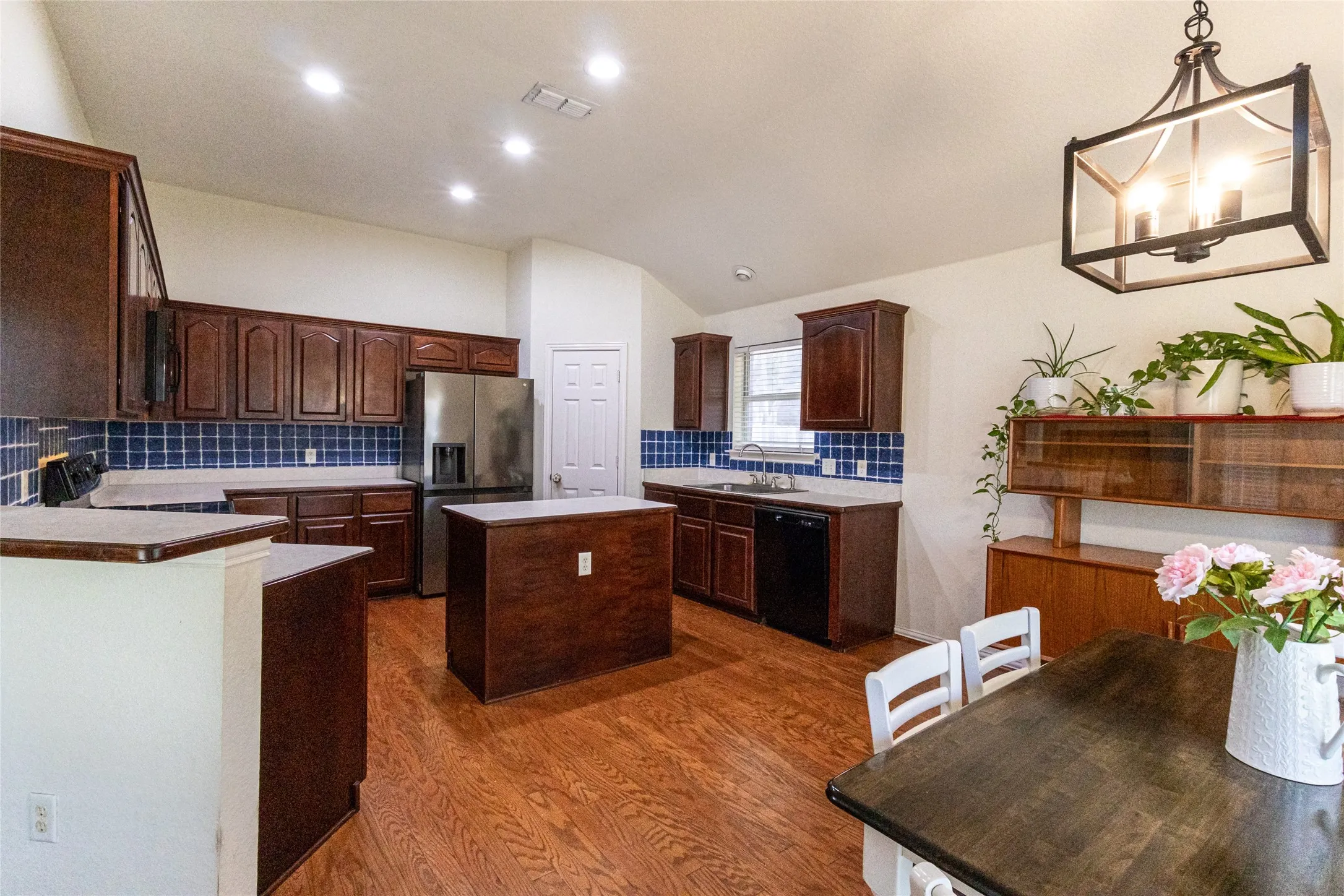 Single Family Residence For Sale in Tarrant County , 557 Willowview Drive, Saginaw, Texas 76179, 3 Bedroom, 2 Bathroom, 2 Garage spaces, 1,880 Sqft, built in 2002, mls#21374237, Real Estate Agent in Saginaw, Homes For Sale in Tarrant county, Homes For Sale in Saginaw, Realtor in Saginaw Texas, Real Estate Brokerage Independent Realty Texas, Luminita Cordes Realtor