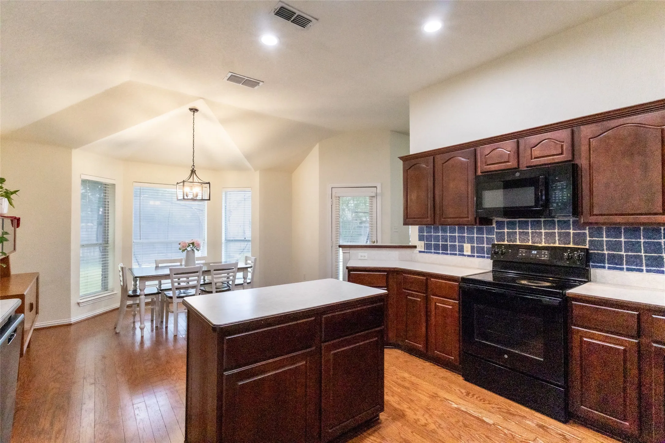 Single Family Residence For Sale in Tarrant County , 557 Willowview Drive, Saginaw, Texas 76179, 3 Bedroom, 2 Bathroom, 2 Garage spaces, 1,880 Sqft, built in 2002, mls#21374237, Real Estate Agent in Saginaw, Homes For Sale in Tarrant county, Homes For Sale in Saginaw, Realtor in Saginaw Texas, Real Estate Brokerage Independent Realty Texas, Luminita Cordes Realtor