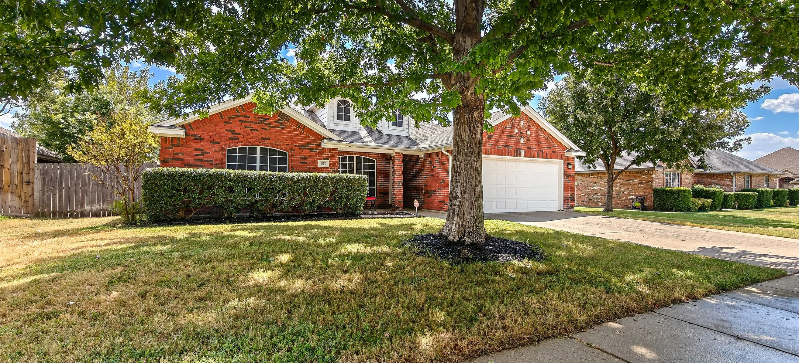Single Family Residence For Sale in Tarrant County , 557 Willowview Drive, Saginaw, Texas 76179, 3 Bedroom, 2 Bathroom, 2 Garage spaces, 1,880 Sqft, built in 2002, mls#21374237, Real Estate Agent in Saginaw, Homes For Sale in Tarrant county, Homes For Sale in Saginaw, Realtor in Saginaw Texas, Real Estate Brokerage Independent Realty Texas, Luminita Cordes Realtor
