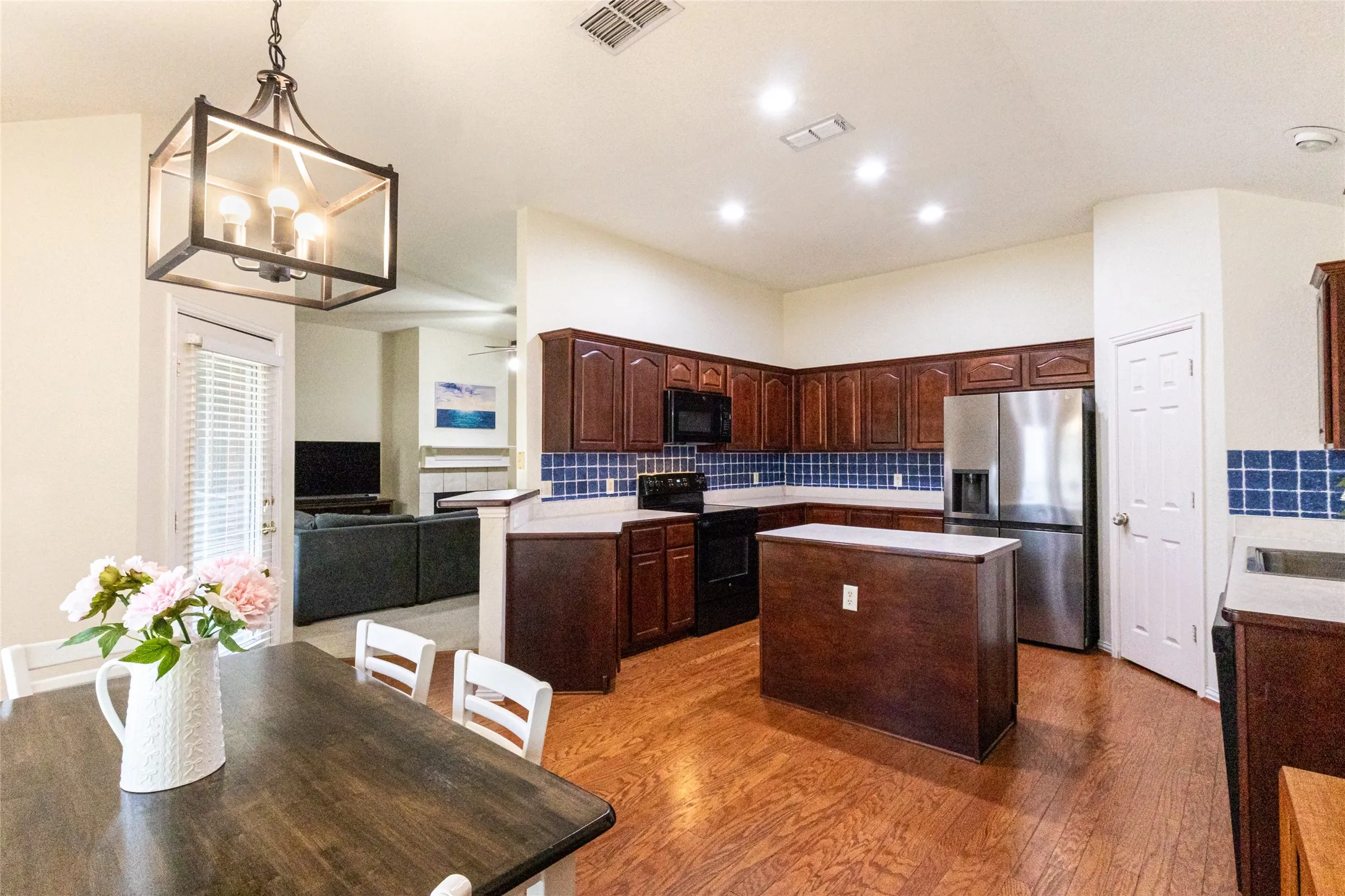 Single Family Residence For Sale in Tarrant County , 557 Willowview Drive, Saginaw, Texas 76179, 3 Bedroom, 2 Bathroom, 2 Garage spaces, 1,880 Sqft, built in 2002, mls#21374237, Real Estate Agent in Saginaw, Homes For Sale in Tarrant county, Homes For Sale in Saginaw, Realtor in Saginaw Texas, Real Estate Brokerage Independent Realty Texas, Luminita Cordes Realtor
