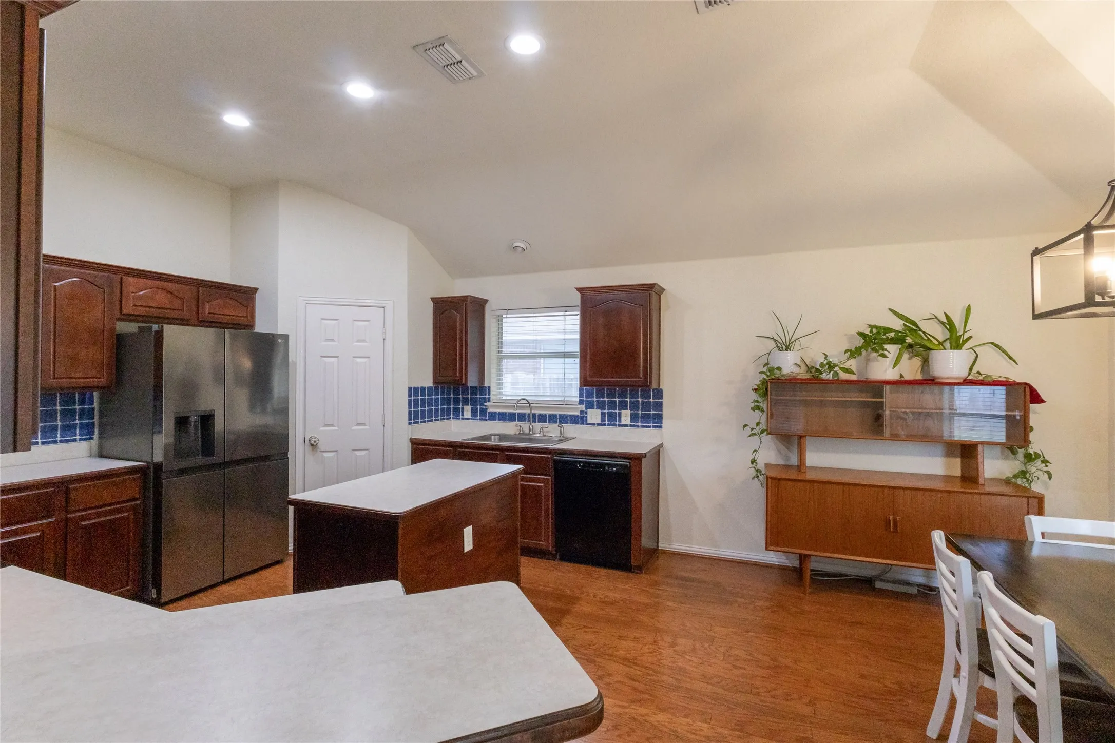 Single Family Residence For Sale in Tarrant County , 557 Willowview Drive, Saginaw, Texas 76179, 3 Bedroom, 2 Bathroom, 2 Garage spaces, 1,880 Sqft, built in 2002, mls#21374237, Real Estate Agent in Saginaw, Homes For Sale in Tarrant county, Homes For Sale in Saginaw, Realtor in Saginaw Texas, Real Estate Brokerage Independent Realty Texas, Luminita Cordes Realtor