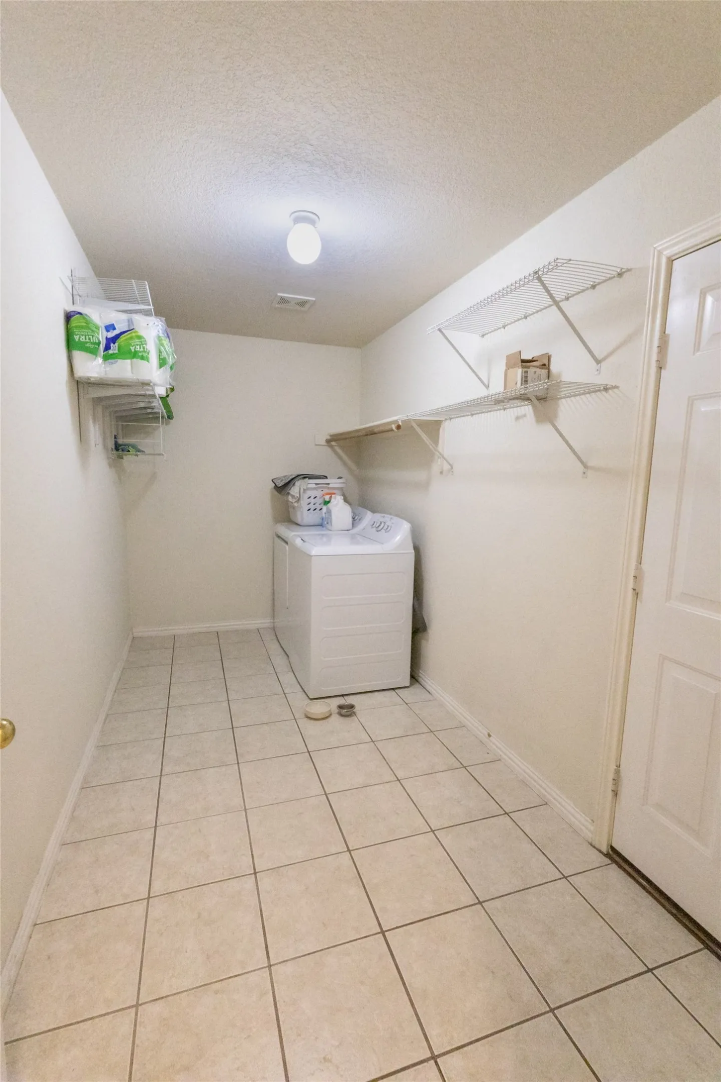 Single Family Residence For Sale in Tarrant County , 557 Willowview Drive, Saginaw, Texas 76179, 3 Bedroom, 2 Bathroom, 2 Garage spaces, 1,880 Sqft, built in 2002, mls#21374237, Real Estate Agent in Saginaw, Homes For Sale in Tarrant county, Homes For Sale in Saginaw, Realtor in Saginaw Texas, Real Estate Brokerage Independent Realty Texas, Luminita Cordes Realtor