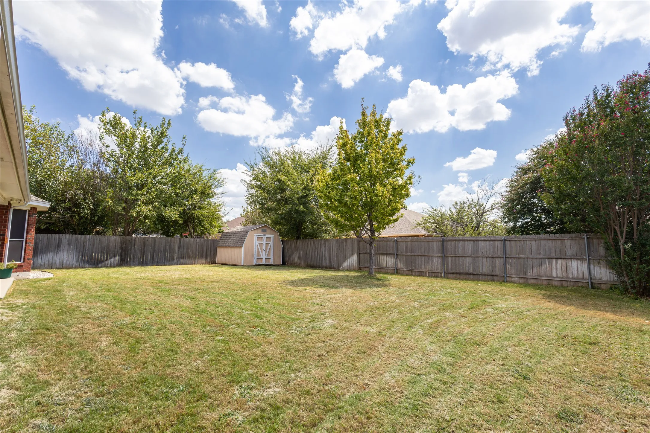 Single Family Residence For Sale in Tarrant County , 557 Willowview Drive, Saginaw, Texas 76179, 3 Bedroom, 2 Bathroom, 2 Garage spaces, 1,880 Sqft, built in 2002, mls#21374237, Real Estate Agent in Saginaw, Homes For Sale in Tarrant county, Homes For Sale in Saginaw, Realtor in Saginaw Texas, Real Estate Brokerage Independent Realty Texas, Luminita Cordes Realtor