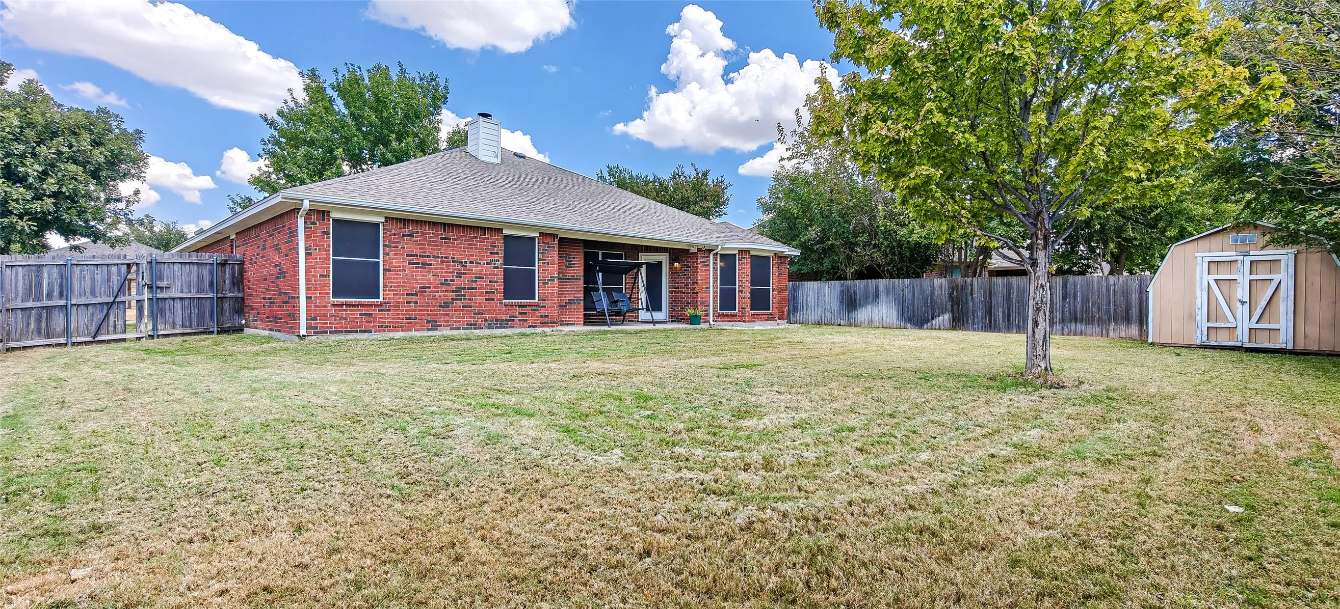 Single Family Residence For Sale in Tarrant County , 557 Willowview Drive, Saginaw, Texas 76179, 3 Bedroom, 2 Bathroom, 2 Garage spaces, 1,880 Sqft, built in 2002, mls#21374237, Real Estate Agent in Saginaw, Homes For Sale in Tarrant county, Homes For Sale in Saginaw, Realtor in Saginaw Texas, Real Estate Brokerage Independent Realty Texas, Luminita Cordes Realtor