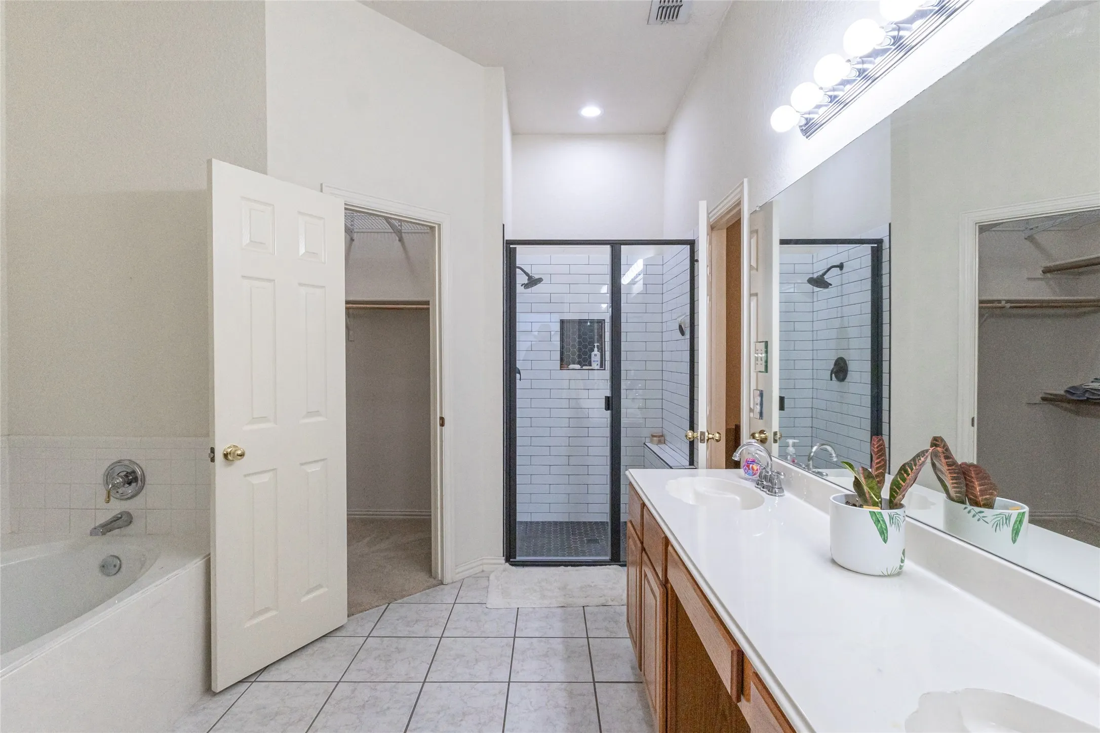 Single Family Residence For Sale in Tarrant County , 557 Willowview Drive, Saginaw, Texas 76179, 3 Bedroom, 2 Bathroom, 2 Garage spaces, 1,880 Sqft, built in 2002, mls#21374237, Real Estate Agent in Saginaw, Homes For Sale in Tarrant county, Homes For Sale in Saginaw, Realtor in Saginaw Texas, Real Estate Brokerage Independent Realty Texas, Luminita Cordes Realtor