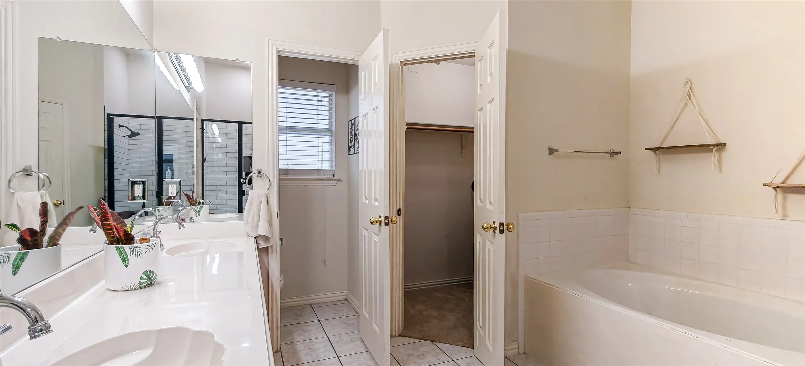 Single Family Residence For Sale in Tarrant County , 557 Willowview Drive, Saginaw, Texas 76179, 3 Bedroom, 2 Bathroom, 2 Garage spaces, 1,880 Sqft, built in 2002, mls#21374237, Real Estate Agent in Saginaw, Homes For Sale in Tarrant county, Homes For Sale in Saginaw, Realtor in Saginaw Texas, Real Estate Brokerage Independent Realty Texas, Luminita Cordes Realtor