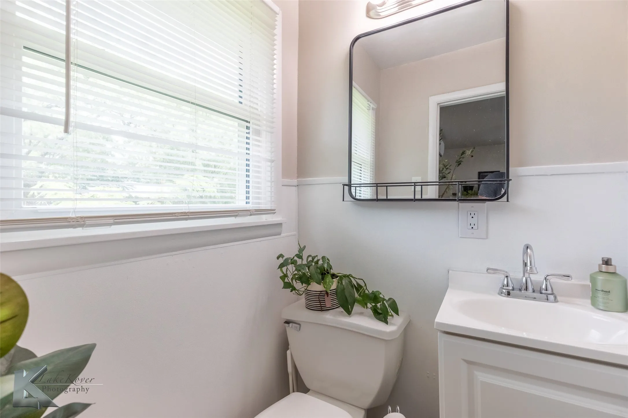 Single Family Residence For Rent in Taylor County , 1430 Westview Drive, Abilene, Texas 79603, 3 Bedroom, 2 Bathroom, 1 Garage spaces, 1,161 Sqft, built in 1956, mls#21372161, Real Estate Agent in Abilene, Homes For Rent in Taylor county, Homes For Rent in Abilene, Realtor in Abilene Texas, Real Estate Brokerage Independent Realty Texas, Luminita Cordes Realtor