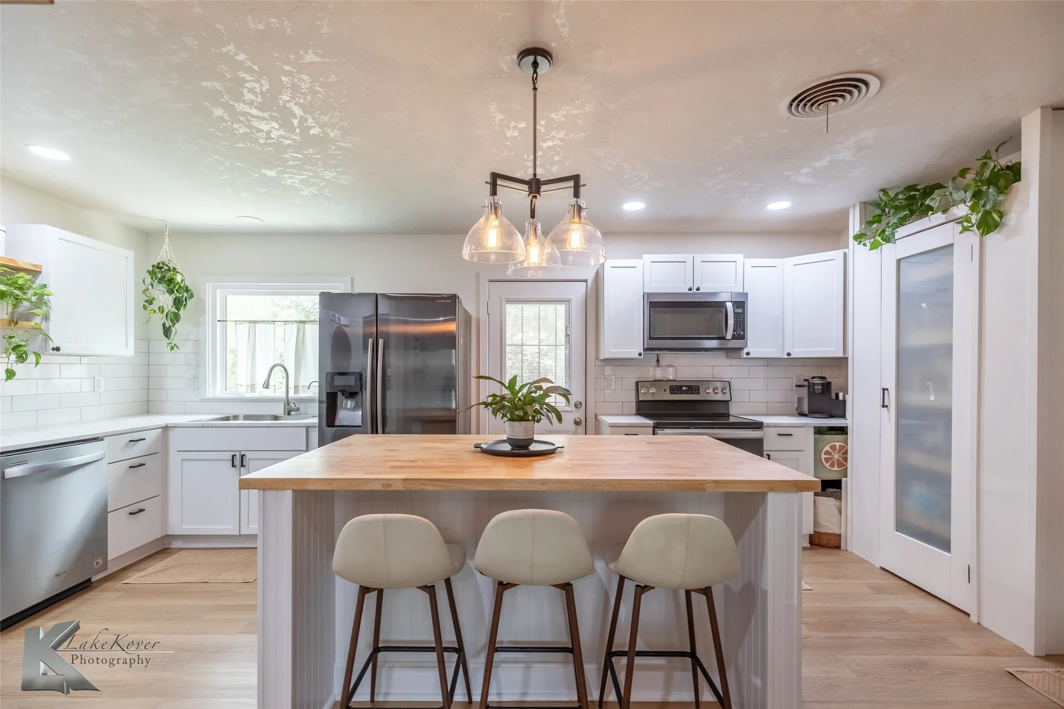 Single Family Residence For Rent in Taylor County , 1430 Westview Drive, Abilene, Texas 79603, 3 Bedroom, 2 Bathroom, 1 Garage spaces, 1,161 Sqft, built in 1956, mls#21372161, Real Estate Agent in Abilene, Homes For Rent in Taylor county, Homes For Rent in Abilene, Realtor in Abilene Texas, Real Estate Brokerage Independent Realty Texas, Luminita Cordes Realtor
