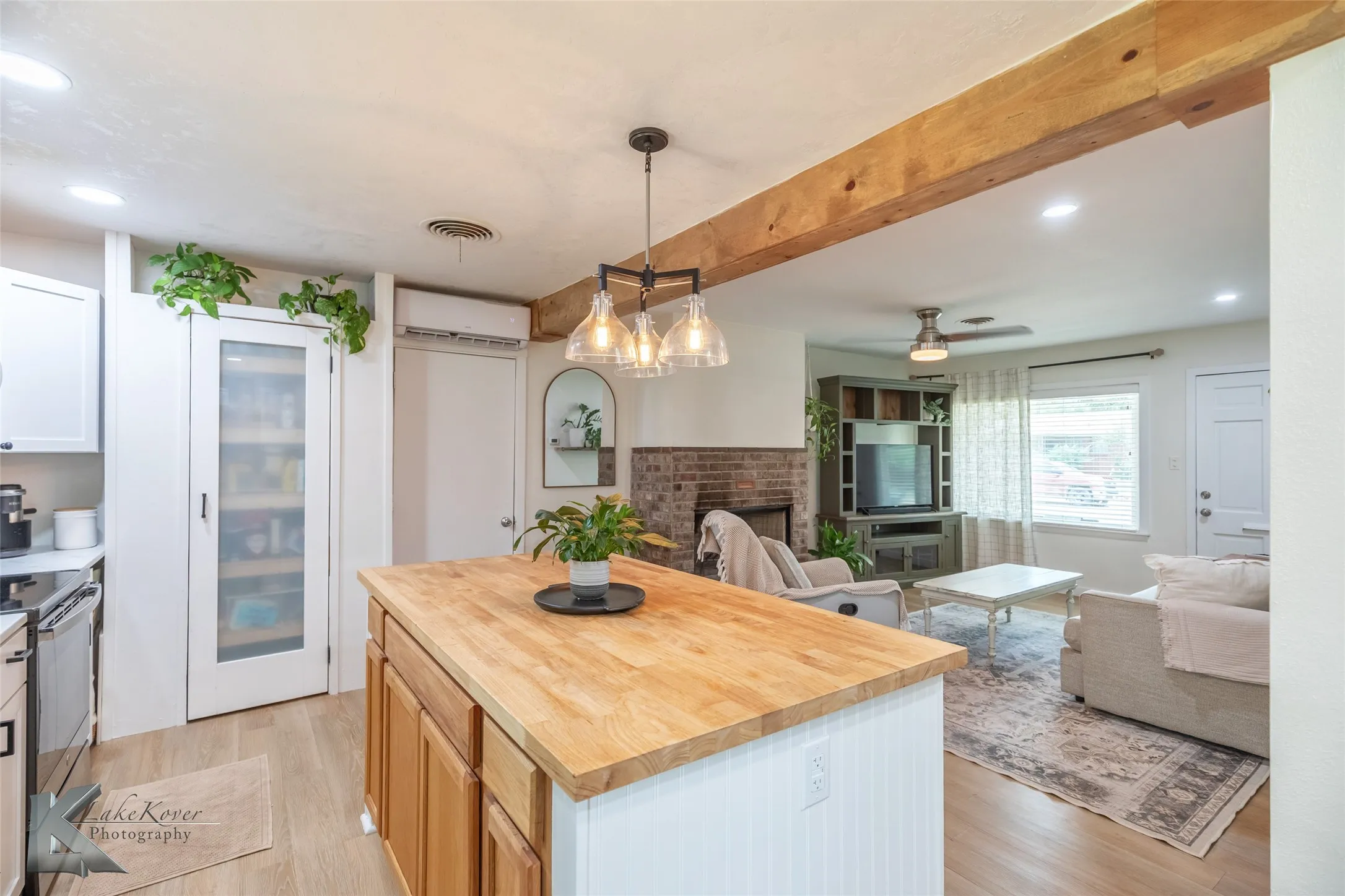 Single Family Residence For Rent in Taylor County , 1430 Westview Drive, Abilene, Texas 79603, 3 Bedroom, 2 Bathroom, 1 Garage spaces, 1,161 Sqft, built in 1956, mls#21372161, Real Estate Agent in Abilene, Homes For Rent in Taylor county, Homes For Rent in Abilene, Realtor in Abilene Texas, Real Estate Brokerage Independent Realty Texas, Luminita Cordes Realtor