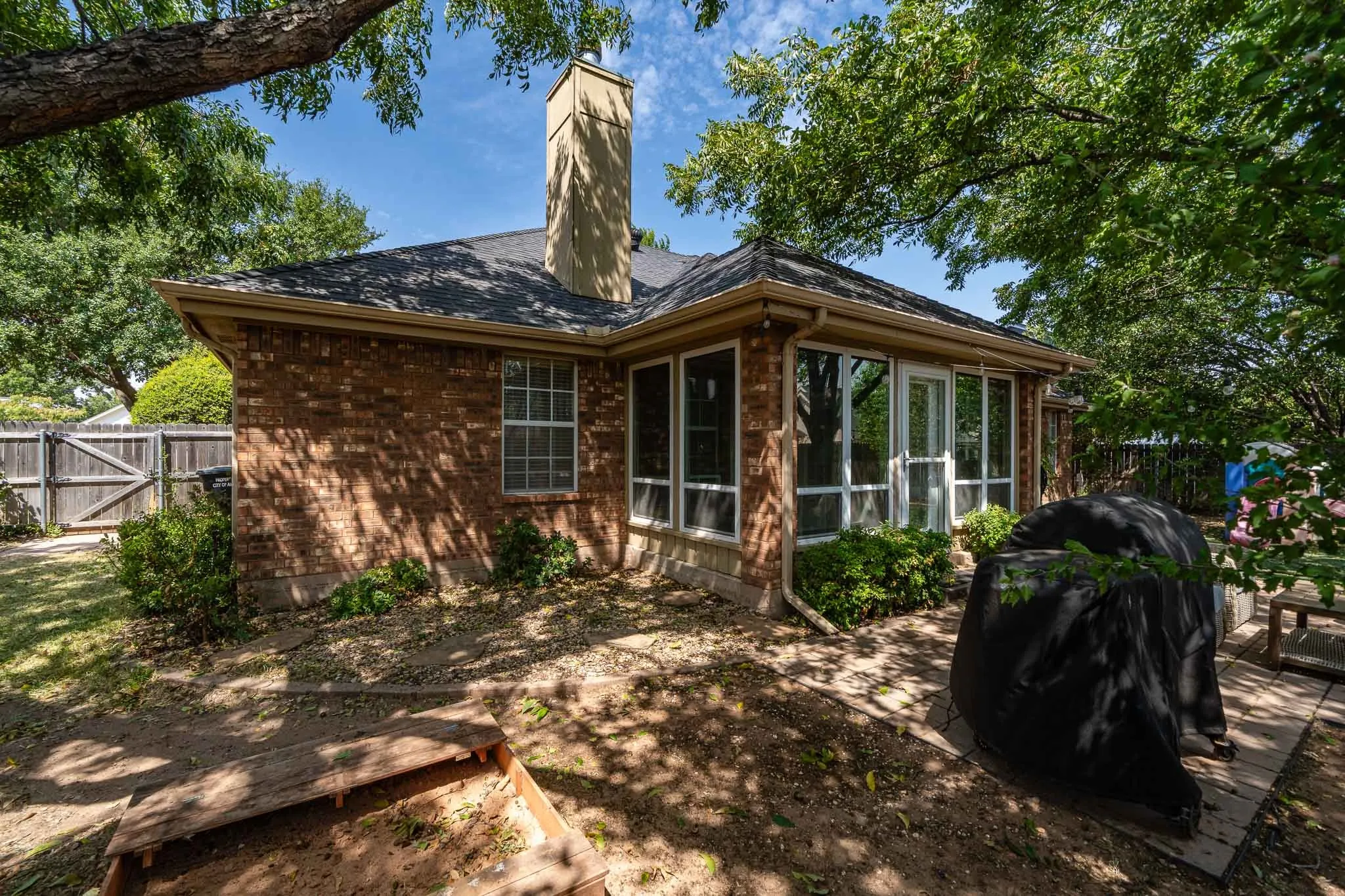 Single Family Residence For Sale in Taylor County , 1701 Smith Drive, Abilene, Texas 79601, 3 Bedroom, 2 Bathroom, 2 Garage spaces, 1,815 Sqft, built in 2001, mls#21373541, Real Estate Agent in Abilene, Homes For Sale in Taylor county, Homes For Sale in Abilene, Realtor in Abilene Texas, Real Estate Brokerage Independent Realty Texas, Luminita Cordes Realtor