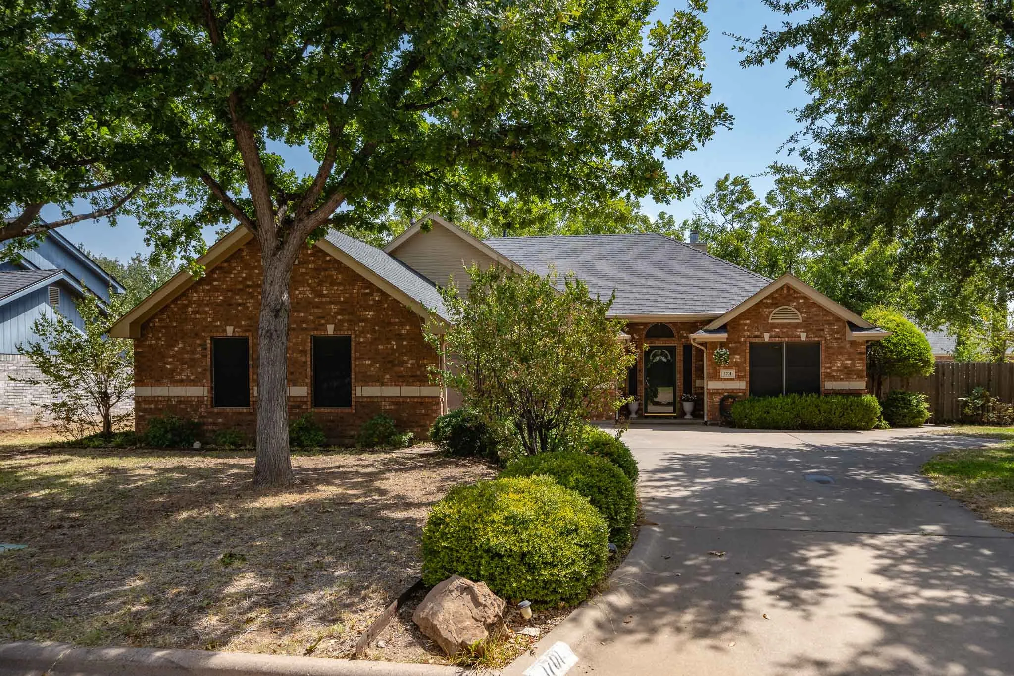 Single Family Residence For Sale in Taylor County , 1701 Smith Drive, Abilene, Texas 79601, 3 Bedroom, 2 Bathroom, 2 Garage spaces, 1,815 Sqft, built in 2001, mls#21373541, Real Estate Agent in Abilene, Homes For Sale in Taylor county, Homes For Sale in Abilene, Realtor in Abilene Texas, Real Estate Brokerage Independent Realty Texas, Luminita Cordes Realtor