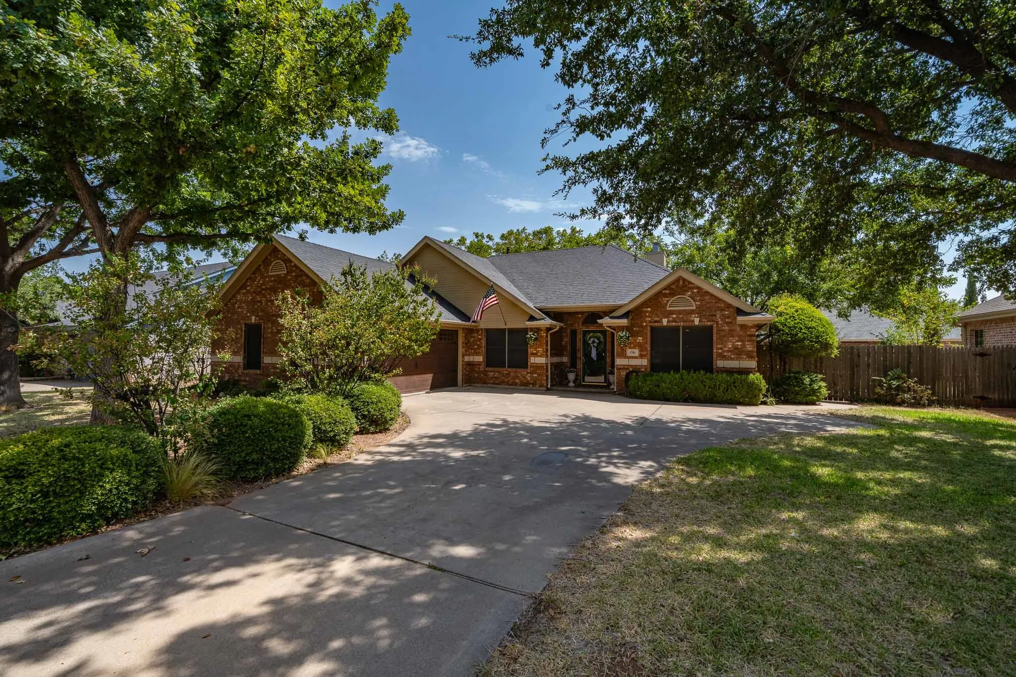 Single Family Residence For Sale in Taylor County , 1701 Smith Drive, Abilene, Texas 79601, 3 Bedroom, 2 Bathroom, 2 Garage spaces, 1,815 Sqft, built in 2001, mls#21373541, Real Estate Agent in Abilene, Homes For Sale in Taylor county, Homes For Sale in Abilene, Realtor in Abilene Texas, Real Estate Brokerage Independent Realty Texas, Luminita Cordes Realtor