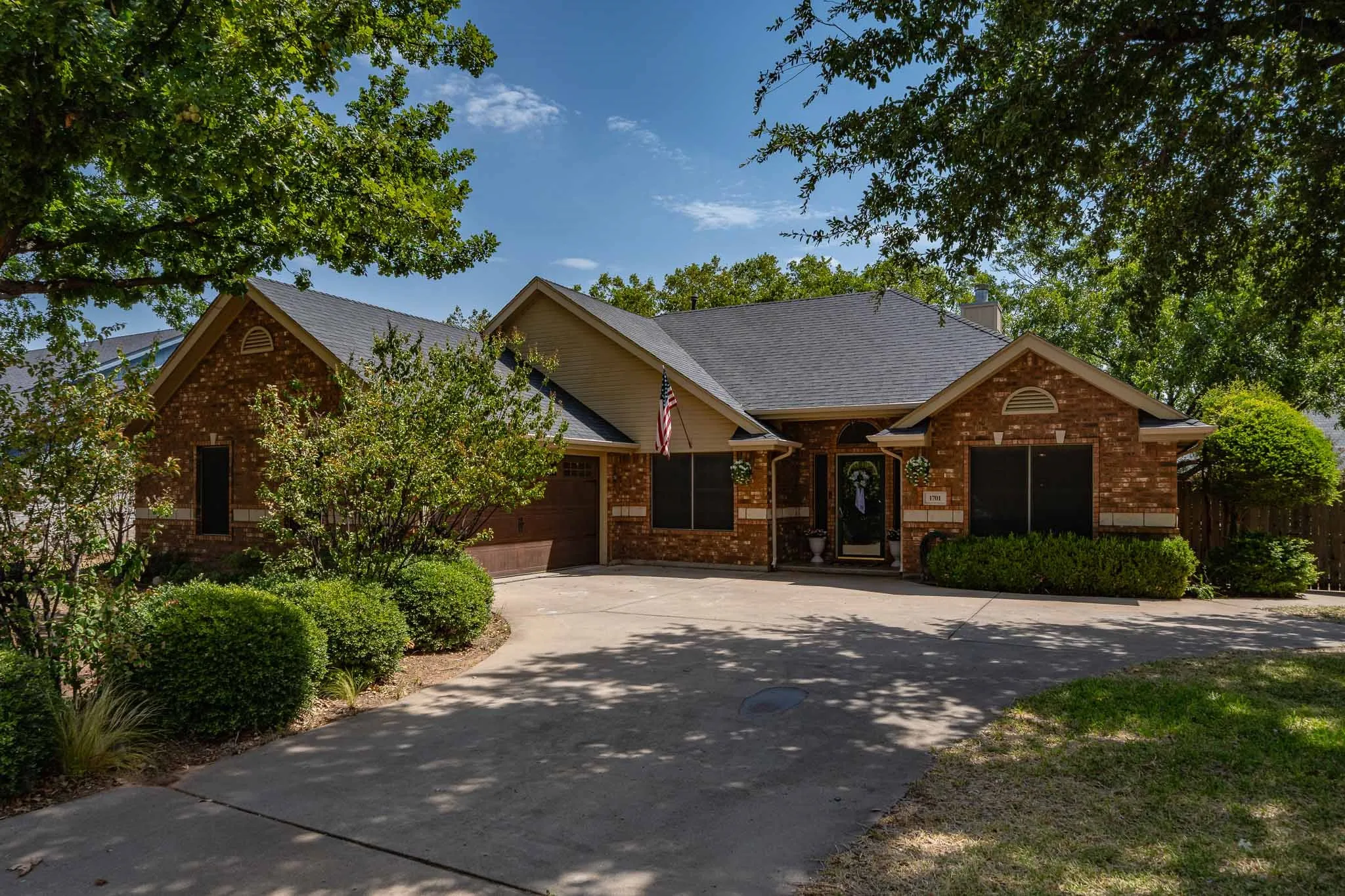 Single Family Residence For Sale in Taylor County , 1701 Smith Drive, Abilene, Texas 79601, 3 Bedroom, 2 Bathroom, 2 Garage spaces, 1,815 Sqft, built in 2001, mls#21373541, Real Estate Agent in Abilene, Homes For Sale in Taylor county, Homes For Sale in Abilene, Realtor in Abilene Texas, Real Estate Brokerage Independent Realty Texas, Luminita Cordes Realtor