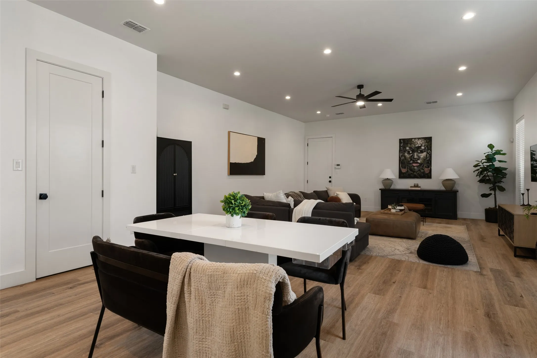 Single Family Residence For Rent in Dallas County , 2513 N Winnetka Avenue, Dallas, Texas 75212, 3 Bedroom, 3 Bathroom, 2 Garage spaces, 2,054 Sqft, built in 2022, mls#21374403, Real Estate Agent in Dallas, Homes For Rent in Dallas county, Homes For Rent in Dallas, Realtor in Dallas Texas, Real Estate Brokerage Independent Realty Texas, Luminita Cordes Realtor