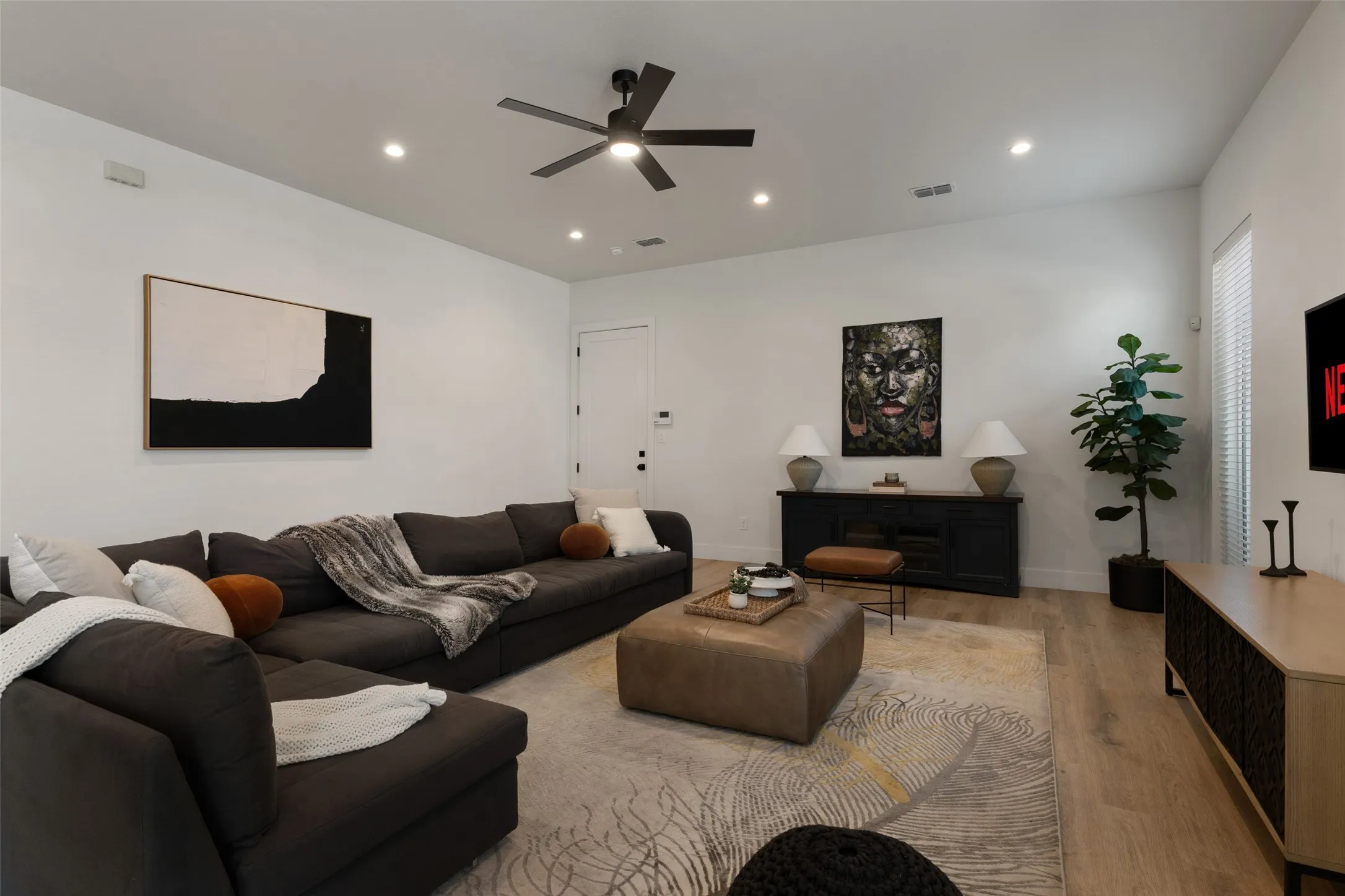 Single Family Residence For Rent in Dallas County , 2513 N Winnetka Avenue, Dallas, Texas 75212, 3 Bedroom, 3 Bathroom, 2 Garage spaces, 2,054 Sqft, built in 2022, mls#21374403, Real Estate Agent in Dallas, Homes For Rent in Dallas county, Homes For Rent in Dallas, Realtor in Dallas Texas, Real Estate Brokerage Independent Realty Texas, Luminita Cordes Realtor