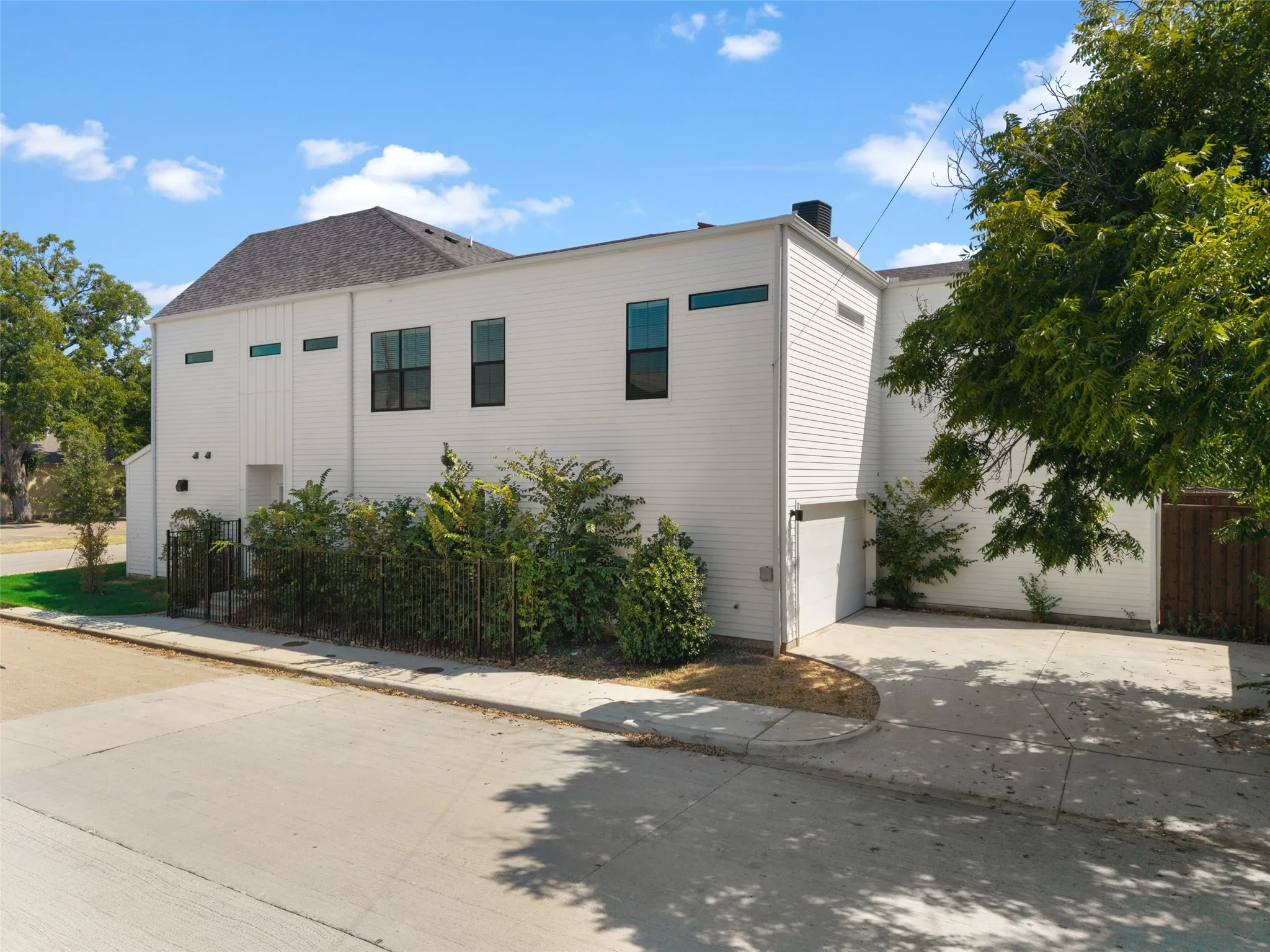 Single Family Residence For Rent in Dallas County , 2513 N Winnetka Avenue, Dallas, Texas 75212, 3 Bedroom, 3 Bathroom, 2 Garage spaces, 2,054 Sqft, built in 2022, mls#21374403, Real Estate Agent in Dallas, Homes For Rent in Dallas county, Homes For Rent in Dallas, Realtor in Dallas Texas, Real Estate Brokerage Independent Realty Texas, Luminita Cordes Realtor