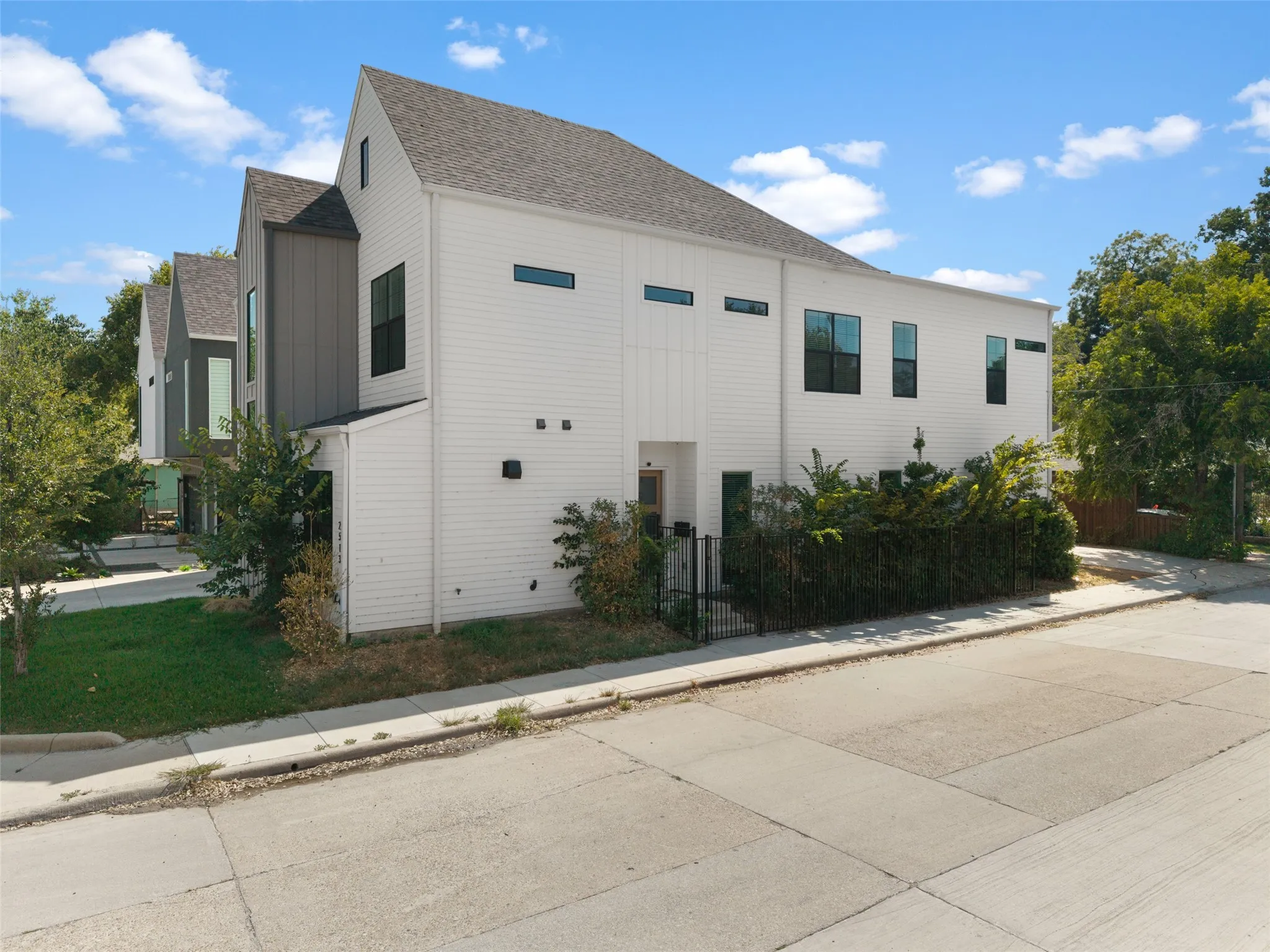 Single Family Residence For Rent in Dallas County , 2513 N Winnetka Avenue, Dallas, Texas 75212, 3 Bedroom, 3 Bathroom, 2 Garage spaces, 2,054 Sqft, built in 2022, mls#21374403, Real Estate Agent in Dallas, Homes For Rent in Dallas county, Homes For Rent in Dallas, Realtor in Dallas Texas, Real Estate Brokerage Independent Realty Texas, Luminita Cordes Realtor