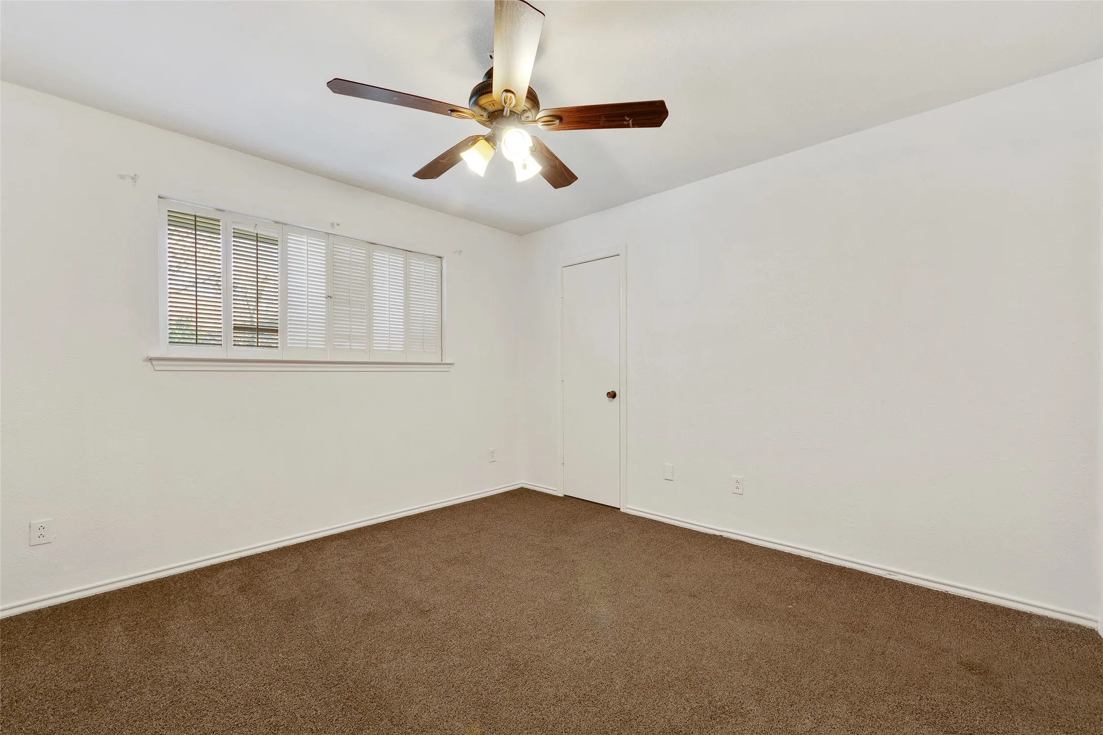 Neutral wall tones with carpet flooring
